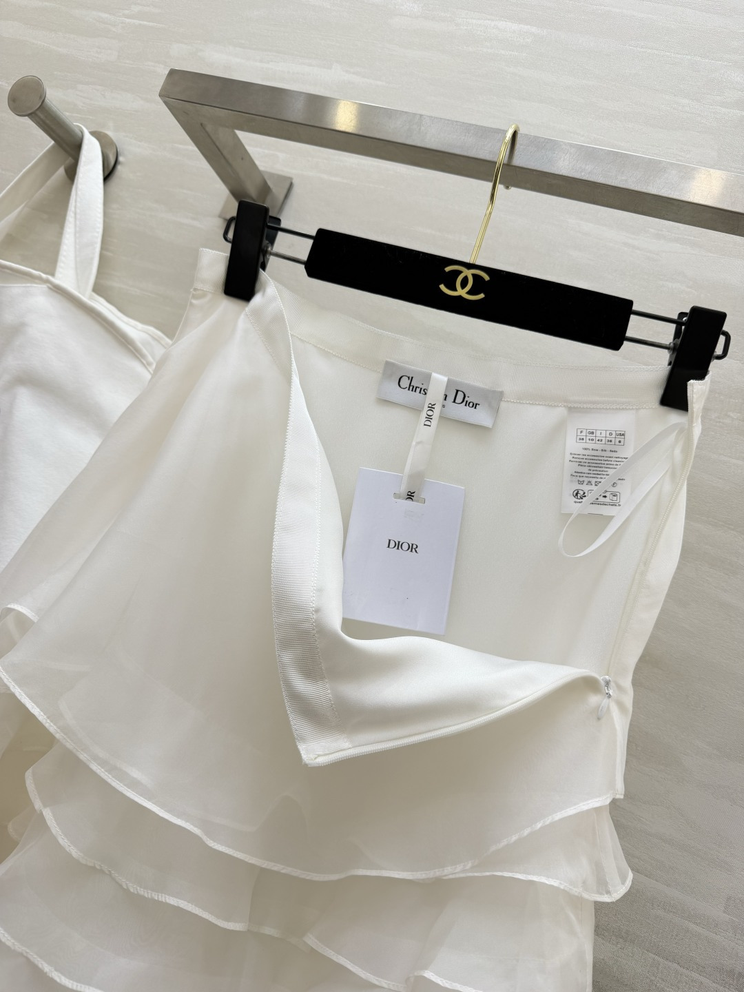 #Dio♡²⁶新款 真丝欧根纱蛋糕裙 采用多层荷叶边设计轻盈飘逸 法式优雅感满满✨ 真丝欧根纱面料自带柔