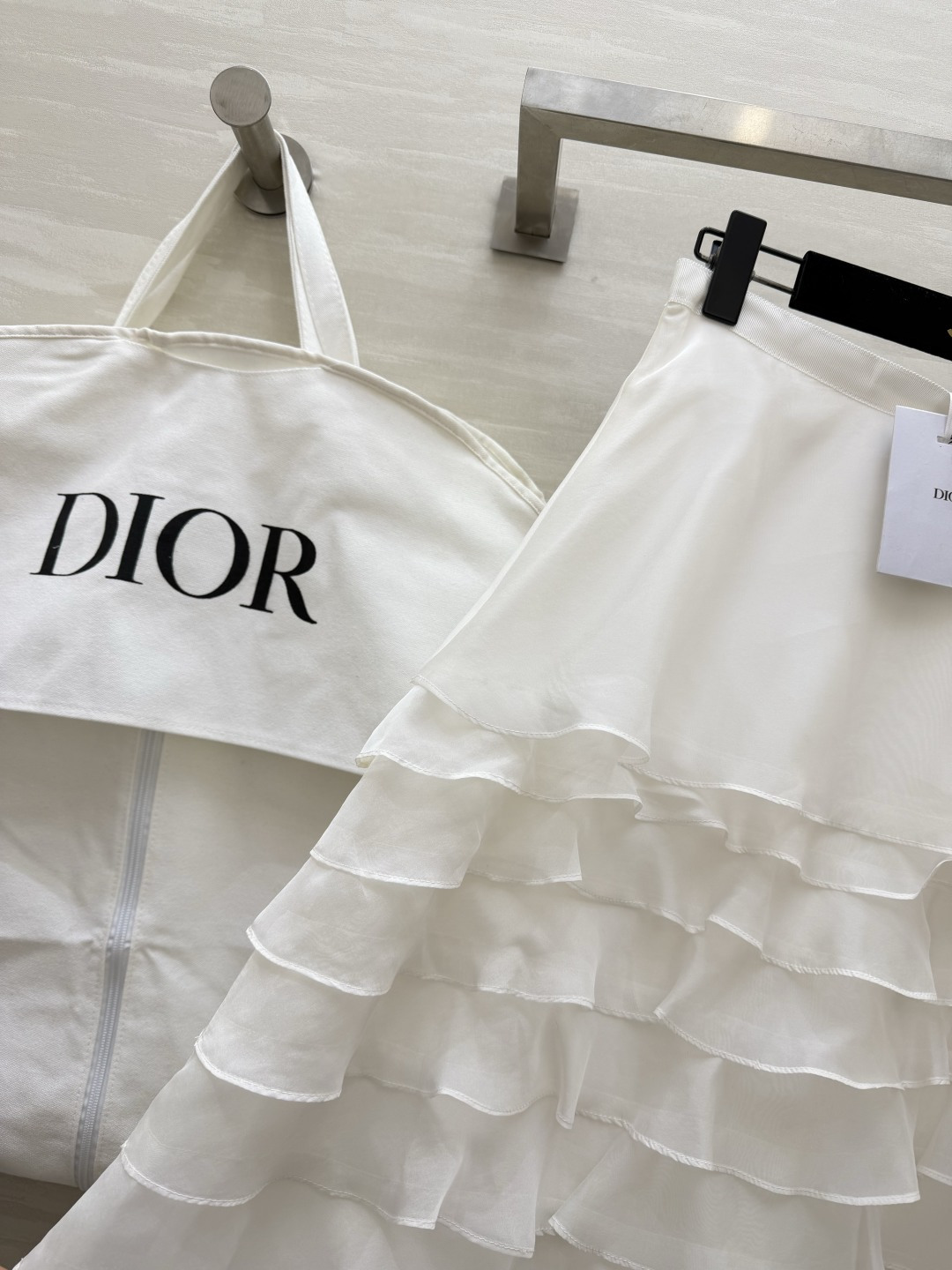 #Dio♡²⁶新款 真丝欧根纱蛋糕裙 采用多层荷叶边设计轻盈飘逸 法式优雅感满满✨ 真丝欧根纱面料自带柔