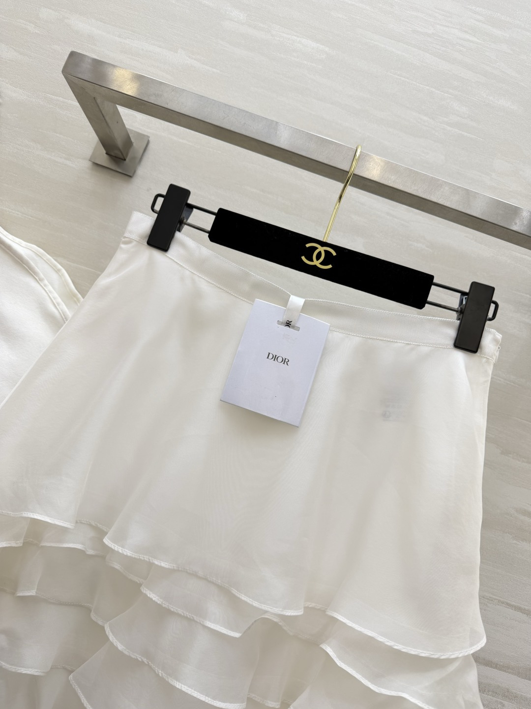 #Dio♡²⁶新款 真丝欧根纱蛋糕裙 采用多层荷叶边设计轻盈飘逸 法式优雅感满满✨ 真丝欧根纱面料自带柔