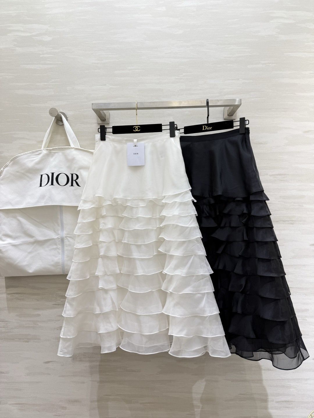 #Dio♡²⁶新款 真丝欧根纱蛋糕裙 采用多层荷叶边设计轻盈飘逸 法式优雅感满满✨ 真丝欧根纱面料自带柔