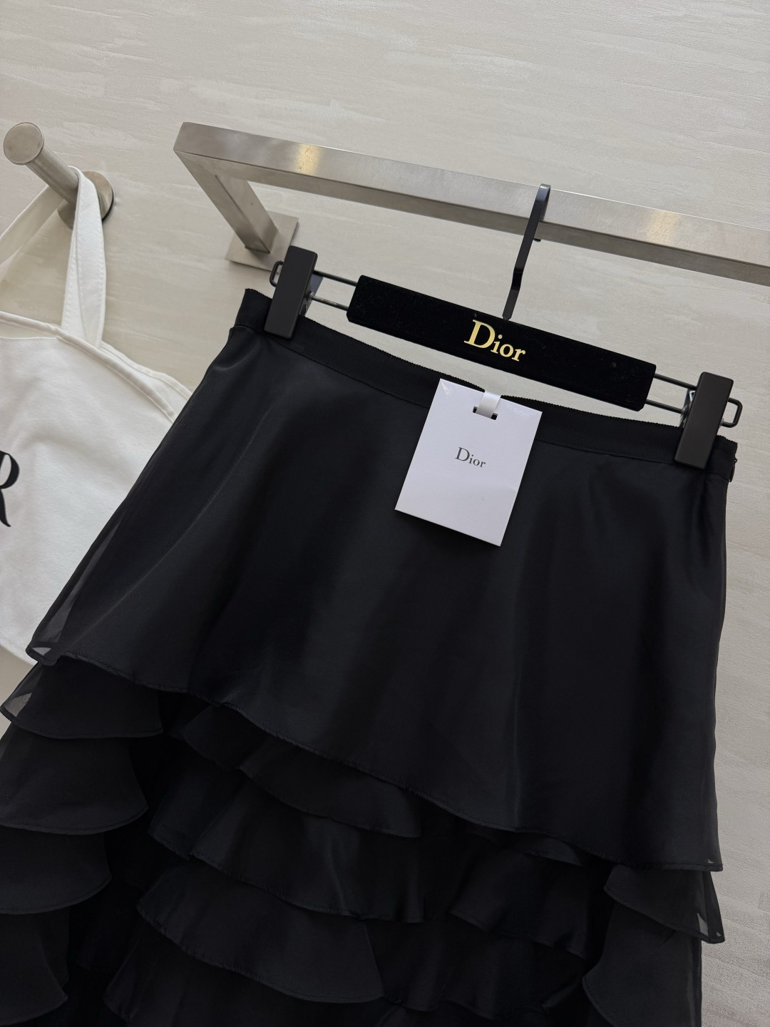 #Dio♡²⁶新款 真丝欧根纱蛋糕裙 采用多层荷叶边设计轻盈飘逸 法式优雅感满满✨ 真丝欧根纱面料自带柔