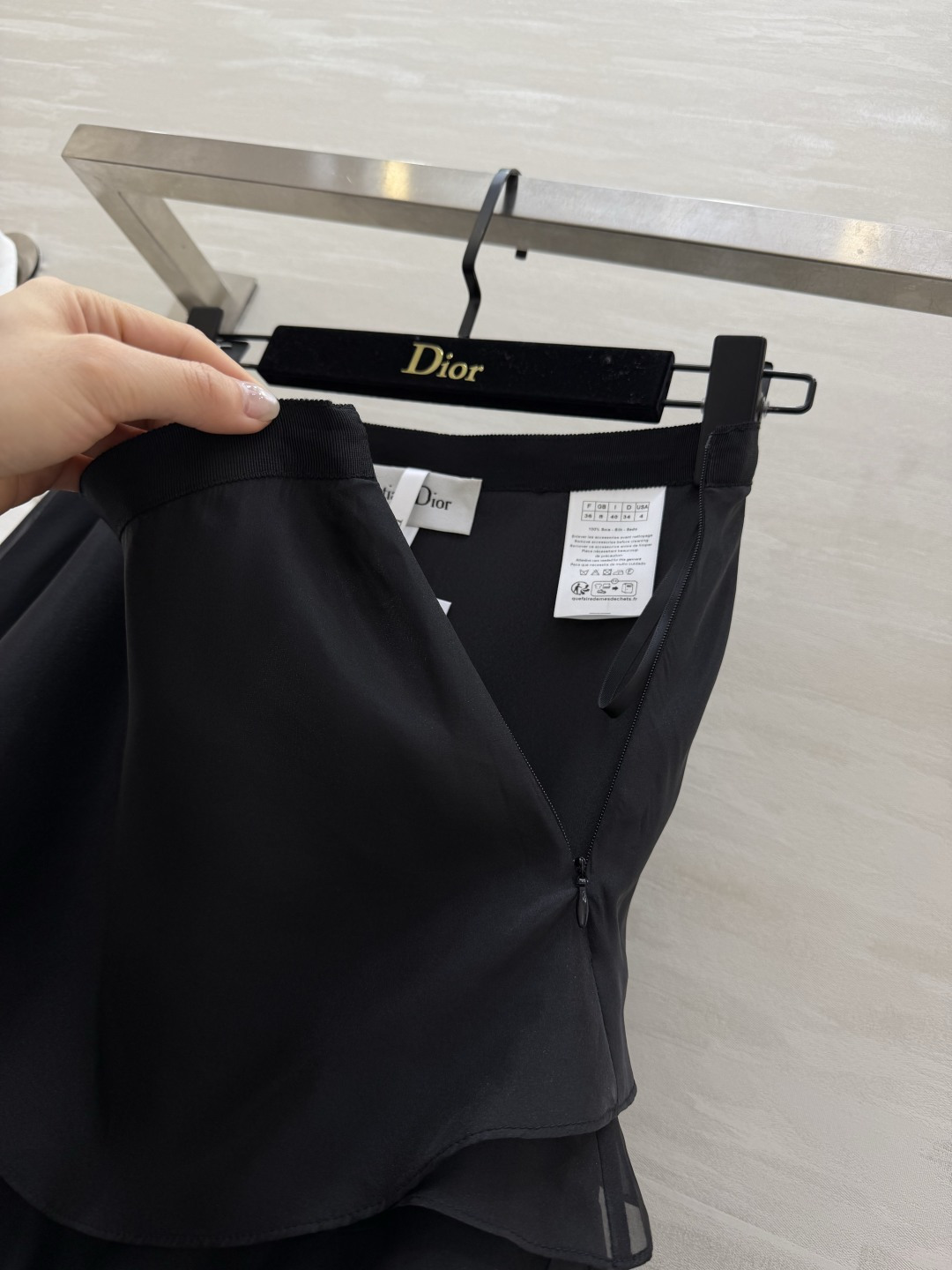 #Dio♡²⁶新款 真丝欧根纱蛋糕裙 采用多层荷叶边设计轻盈飘逸 法式优雅感满满✨ 真丝欧根纱面料自带柔