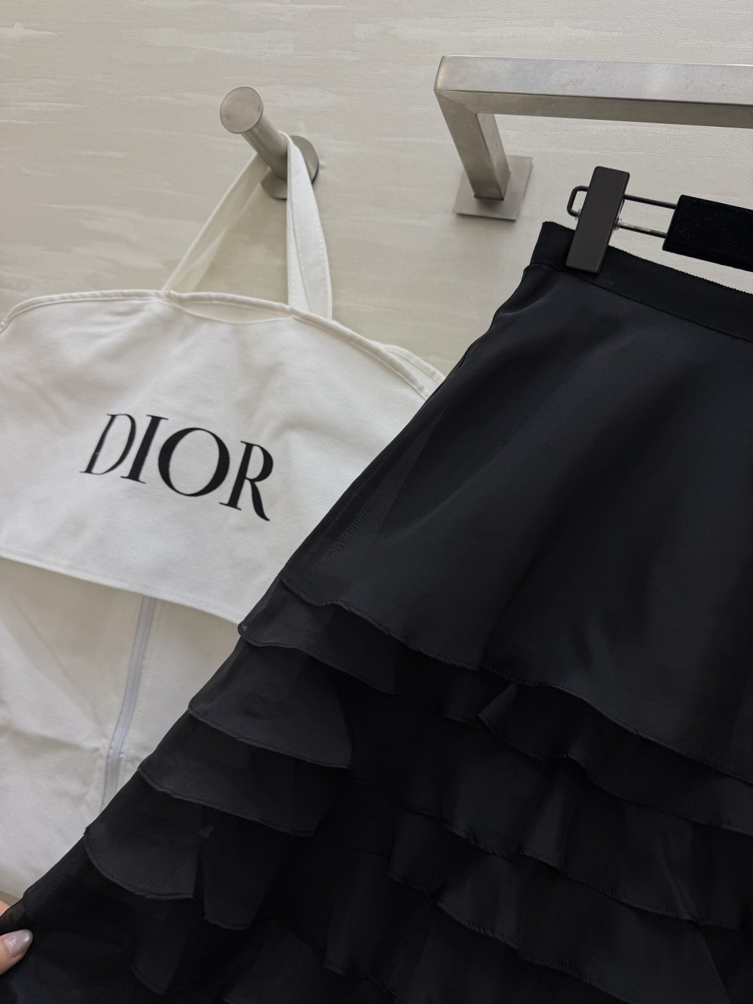 #Dio♡²⁶新款 真丝欧根纱蛋糕裙 采用多层荷叶边设计轻盈飘逸 法式优雅感满满✨ 真丝欧根纱面料自带柔