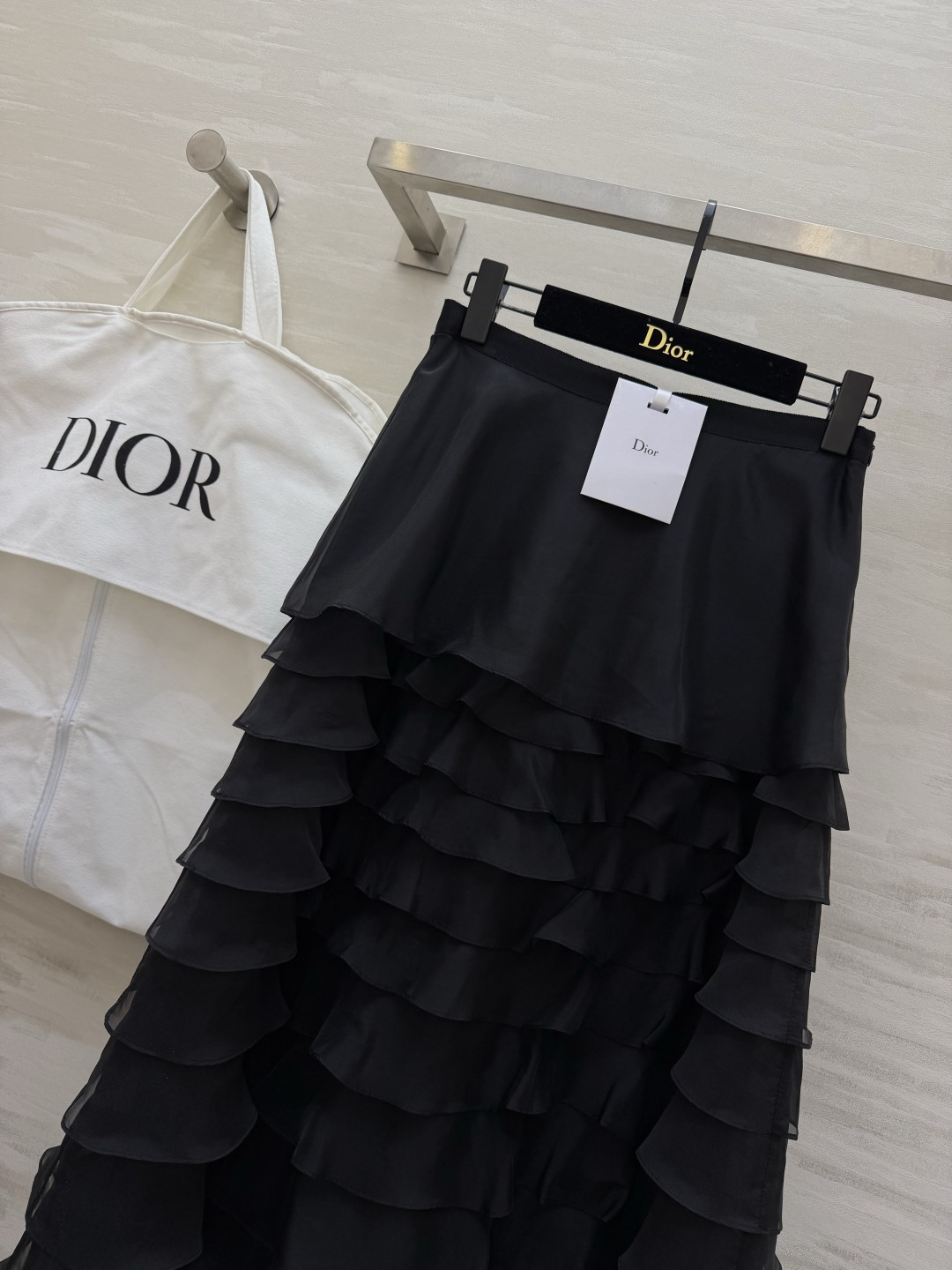 #Dio♡²⁶新款 真丝欧根纱蛋糕裙 采用多层荷叶边设计轻盈飘逸 法式优雅感满满✨ 真丝欧根纱面料自带柔