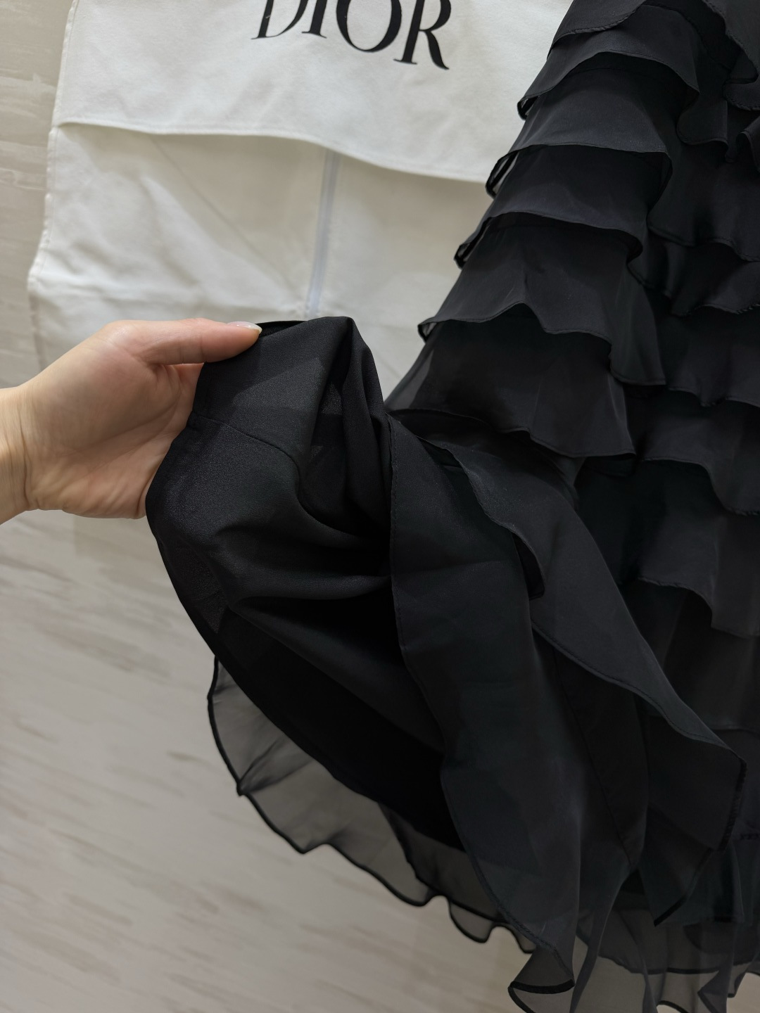 #Dio♡²⁶新款 真丝欧根纱蛋糕裙 采用多层荷叶边设计轻盈飘逸 法式优雅感满满✨ 真丝欧根纱面料自带柔