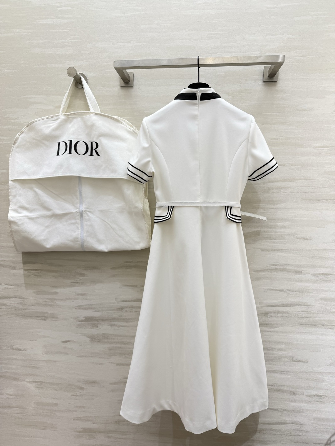 #Dio♡²⁶系列海军风连衣裙 白色主色+黑色条纹 简约又有细节感✨ 中长款设计 腰带束腰修饰身形 优雅