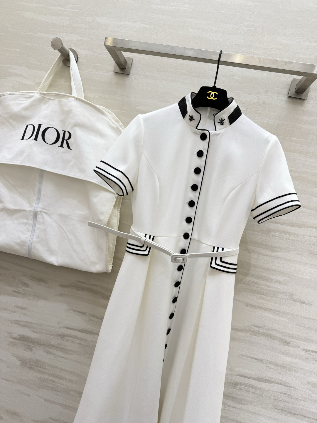 #Dio♡²⁶系列海军风连衣裙 白色主色+黑色条纹 简约又有细节感✨ 中长款设计 腰带束腰修饰身形 优雅