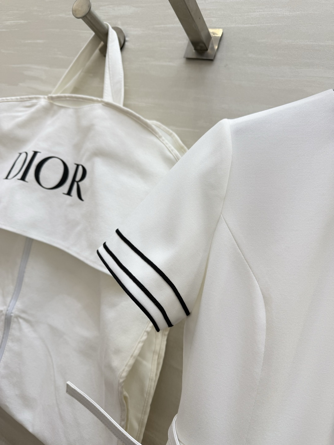 #Dio♡²⁶系列海军风连衣裙 白色主色+黑色条纹 简约又有细节感✨ 中长款设计 腰带束腰修饰身形 优雅