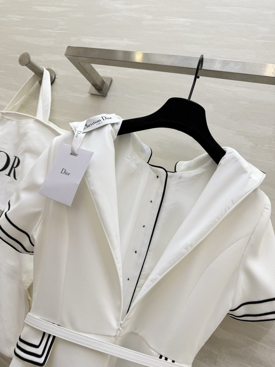 #Dio♡²⁶系列海军风连衣裙 白色主色+黑色条纹 简约又有细节感✨ 中长款设计 腰带束腰修饰身形 优雅