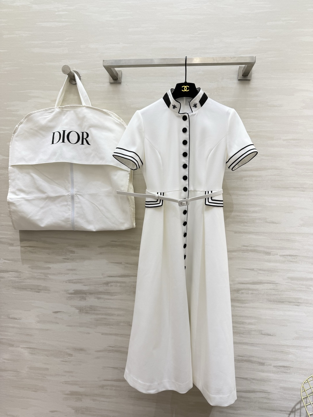 #Dio♡²⁶系列海军风连衣裙 白色主色+黑色条纹 简约又有细节感✨ 中长款设计 腰带束腰修饰身形 优雅