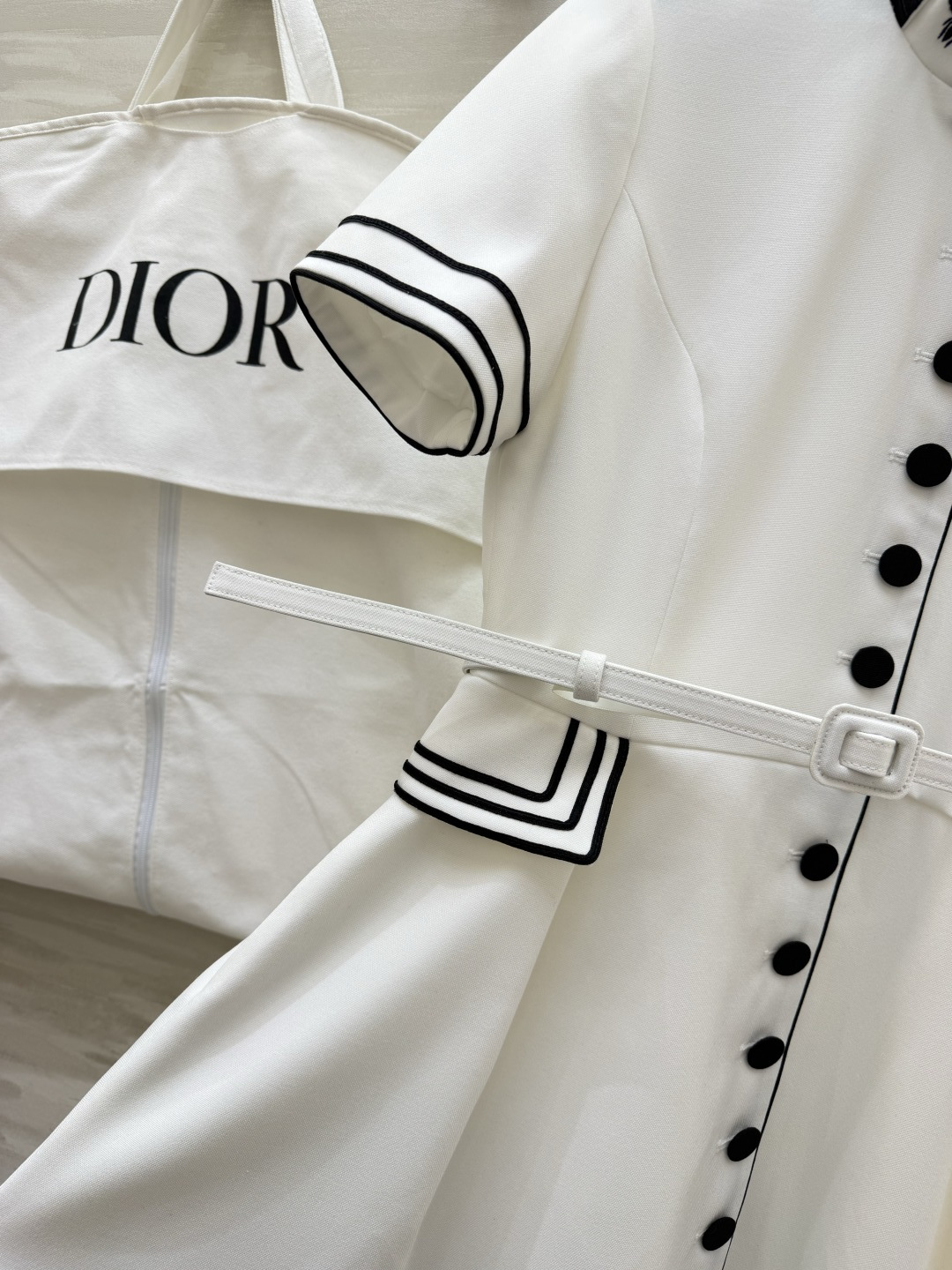 #Dio♡²⁶系列海军风连衣裙 白色主色+黑色条纹 简约又有细节感✨ 中长款设计 腰带束腰修饰身形 优雅