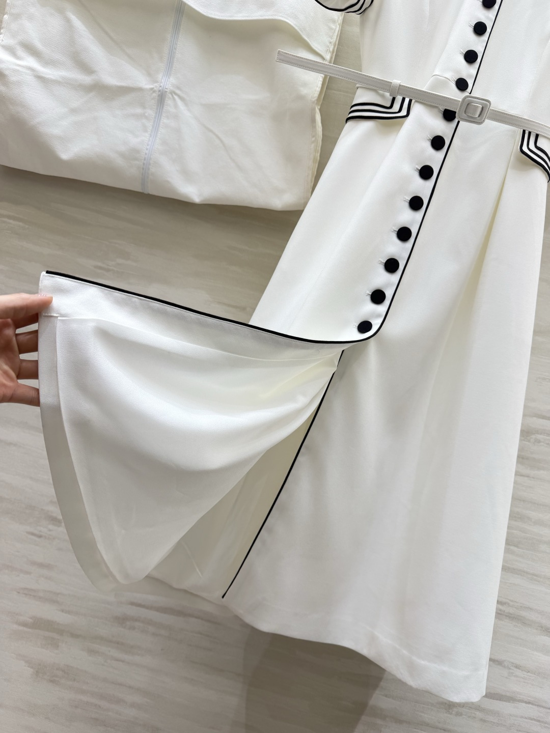 #Dio♡²⁶系列海军风连衣裙 白色主色+黑色条纹 简约又有细节感✨ 中长款设计 腰带束腰修饰身形 优雅