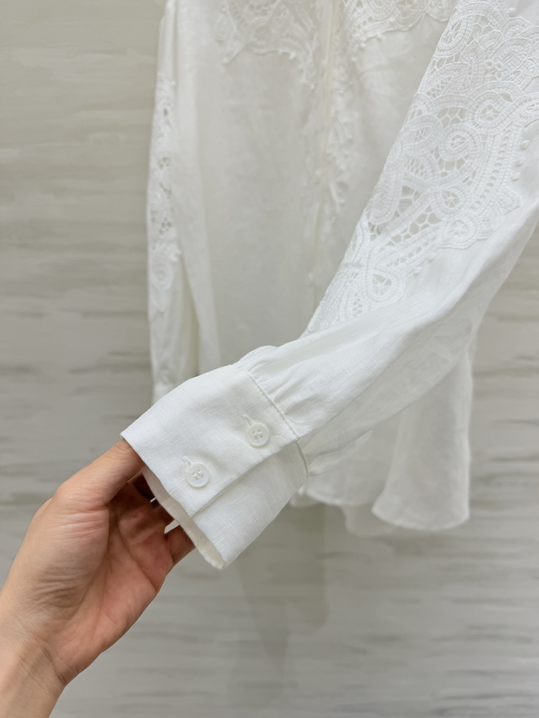 意大利高端时装品牌ERMANNO SCERVINO 白色蕾丝刺绣衬衣 采用高品质亚麻面料 搭配精致镂空蕾