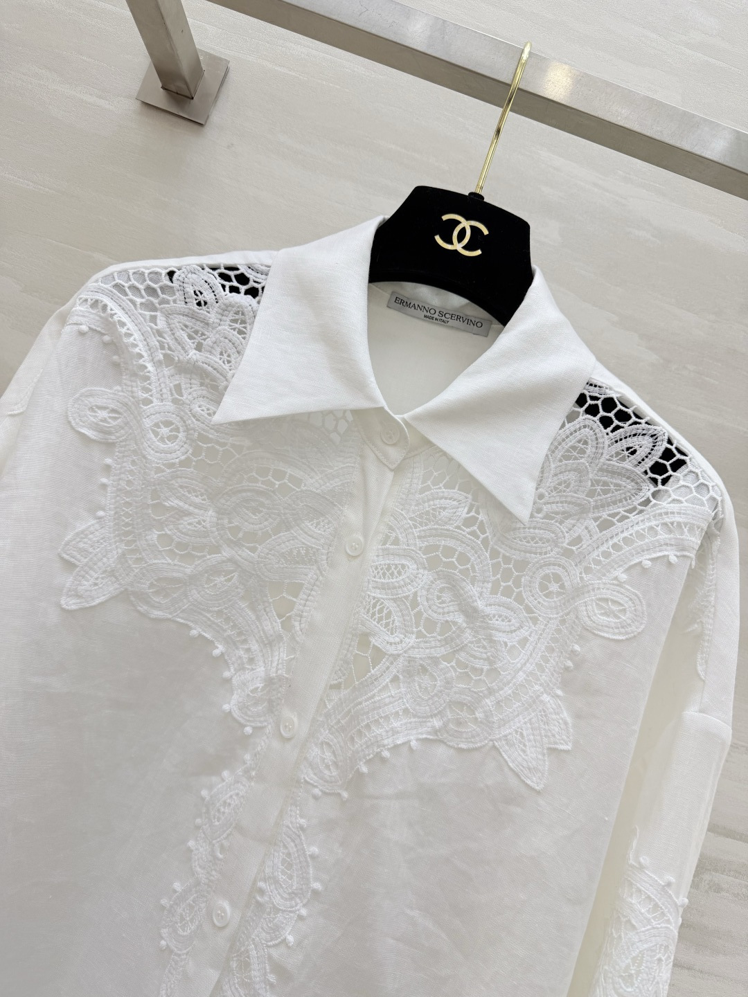 意大利高端时装品牌ERMANNO SCERVINO 白色蕾丝刺绣衬衣 采用高品质亚麻面料 搭配精致镂空蕾