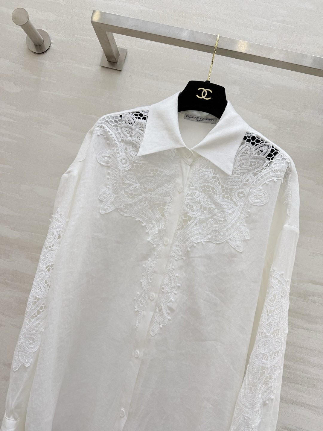 意大利高端时装品牌ERMANNO SCERVINO 白色蕾丝刺绣衬衣 采用高品质亚麻面料 搭配精致镂空蕾
