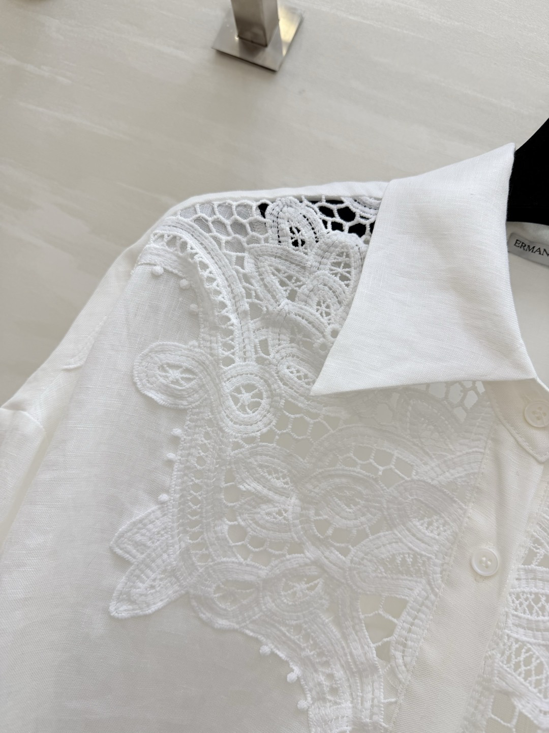 意大利高端时装品牌ERMANNO SCERVINO 白色蕾丝刺绣衬衣 采用高品质亚麻面料 搭配精致镂空蕾