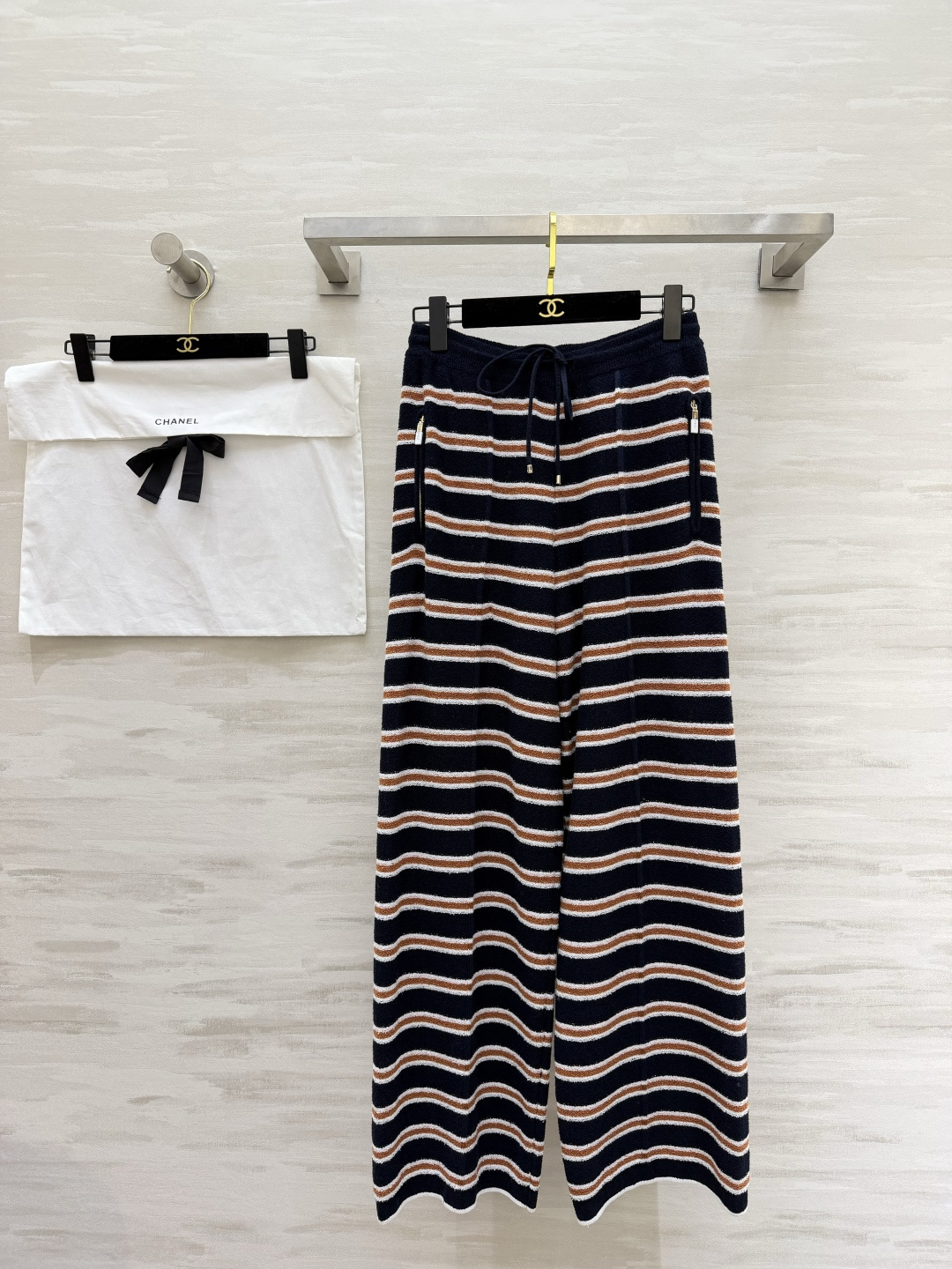 #Chane♡²⁶C度假系列条纹针织高腰阔腿裤 柔软针织材质 舒适又时髦 经典条纹 撞色设计 休闲度假氛