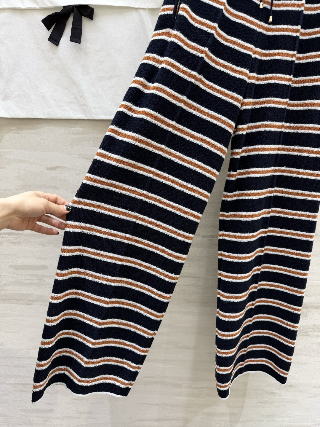 #Chane♡²⁶C度假系列条纹针织高腰阔腿裤 柔软针织材质 舒适又时髦 经典条纹 撞色设计 休闲度假氛