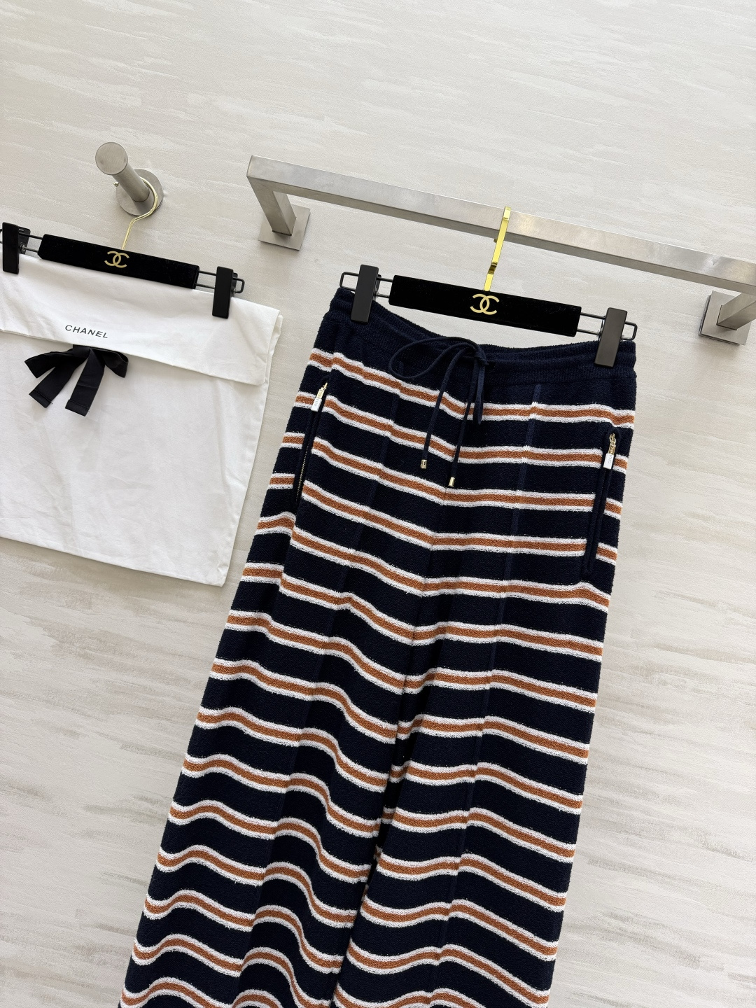 #Chane♡²⁶C度假系列条纹针织高腰阔腿裤 柔软针织材质 舒适又时髦 经典条纹 撞色设计 休闲度假氛