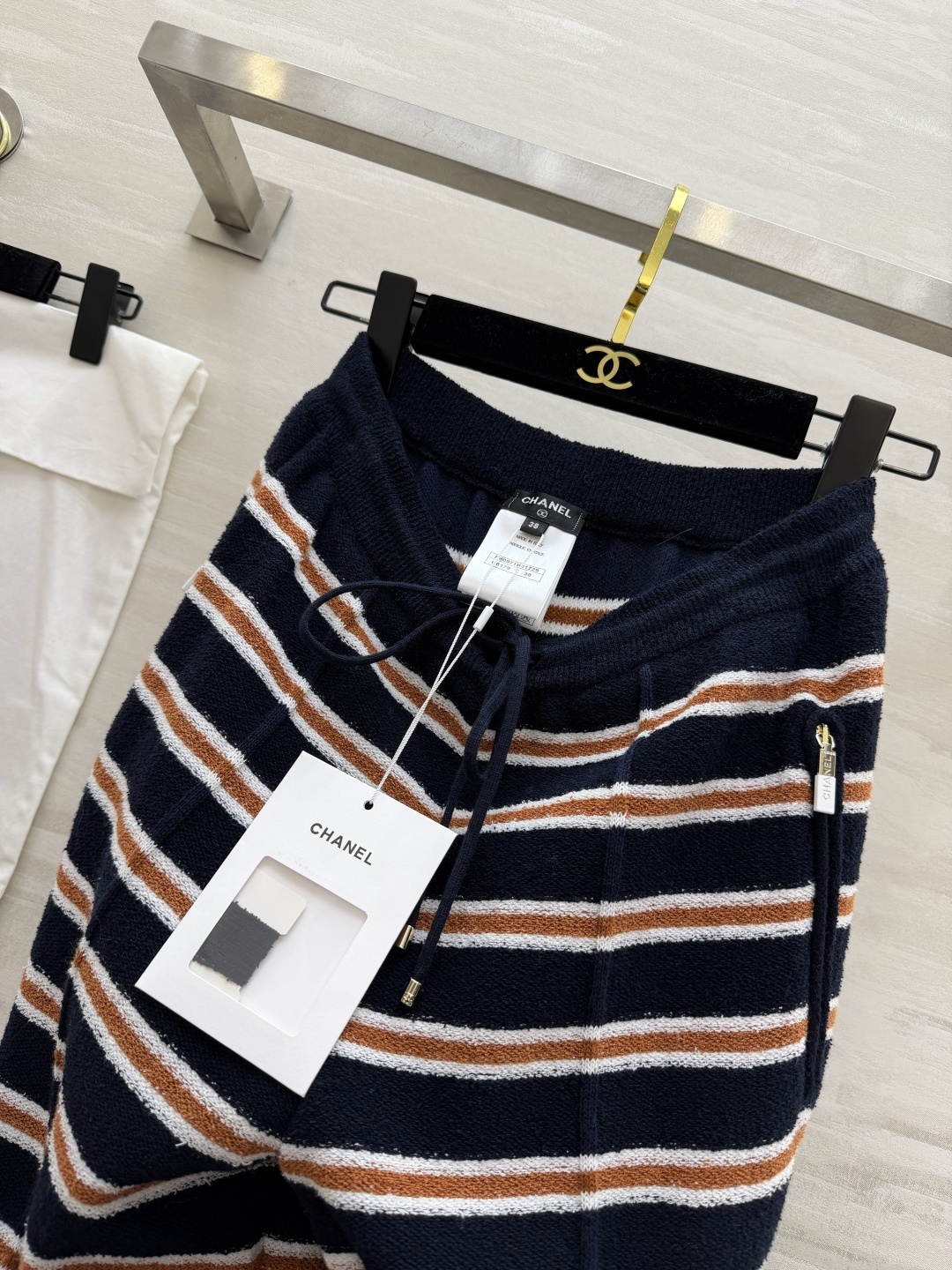 #Chane♡²⁶C度假系列条纹针织高腰阔腿裤 柔软针织材质 舒适又时髦 经典条纹 撞色设计 休闲度假氛