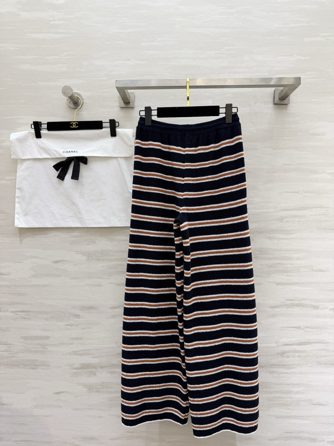 #Chane♡²⁶C度假系列条纹针织高腰阔腿裤 柔软针织材质 舒适又时髦 经典条纹 撞色设计 休闲度假氛