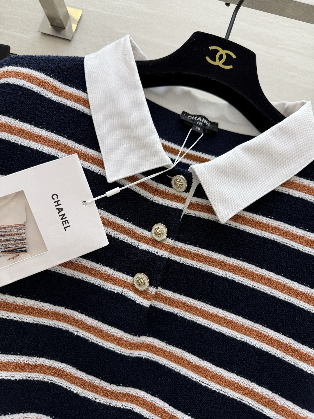 #Chane♡²⁶C度假系列条纹Polo衫 白色底配棕黑横条 学院风满满！针织面料柔软亲肤 宽松版型超显