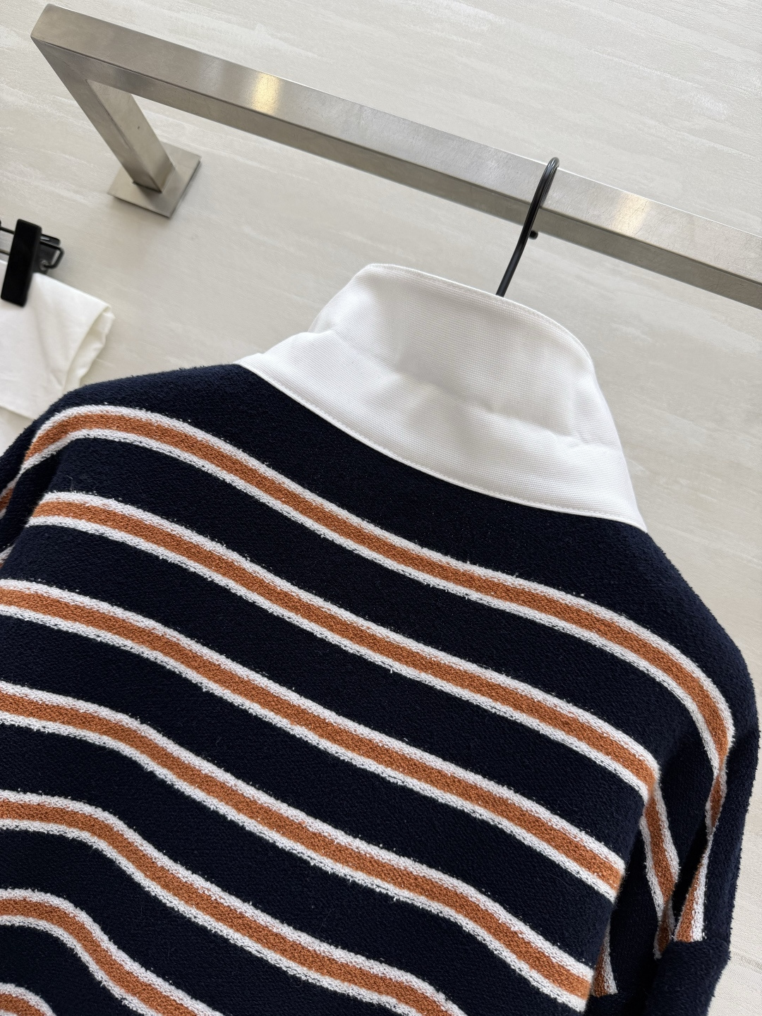 #Chane♡²⁶C度假系列条纹Polo衫 白色底配棕黑横条 学院风满满！针织面料柔软亲肤 宽松版型超显