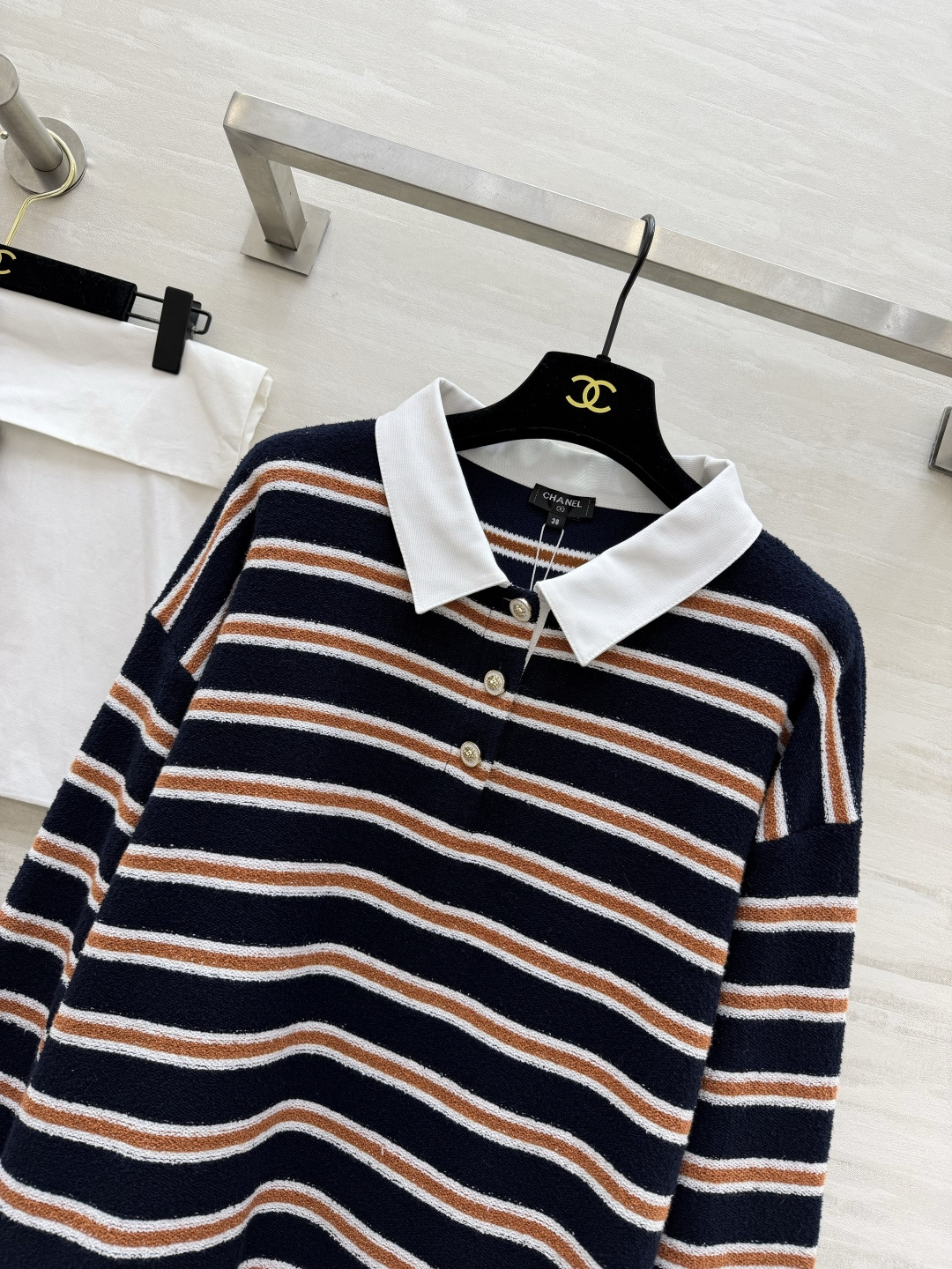#Chane♡²⁶C度假系列条纹Polo衫 白色底配棕黑横条 学院风满满！针织面料柔软亲肤 宽松版型超显