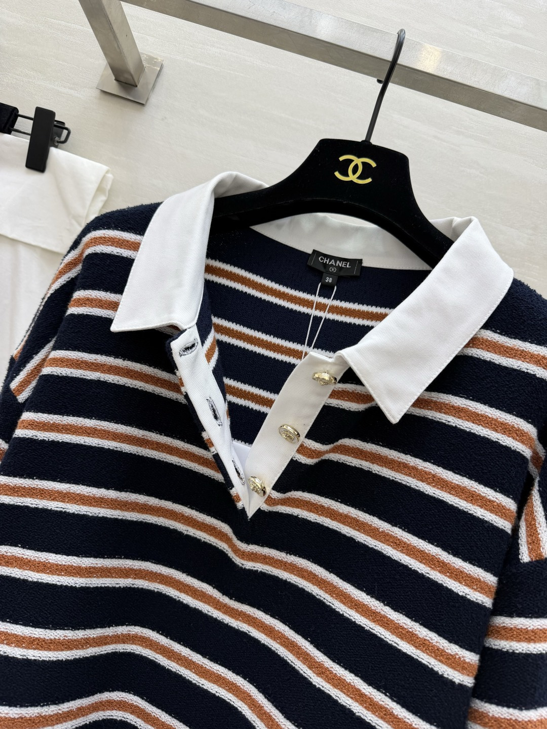 #Chane♡²⁶C度假系列条纹Polo衫 白色底配棕黑横条 学院风满满！针织面料柔软亲肤 宽松版型超显