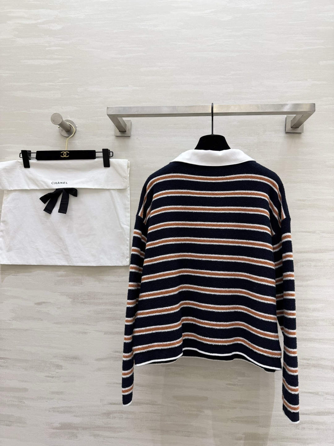 #Chane♡²⁶C度假系列条纹Polo衫 白色底配棕黑横条 学院风满满！针织面料柔软亲肤 宽松版型超显
