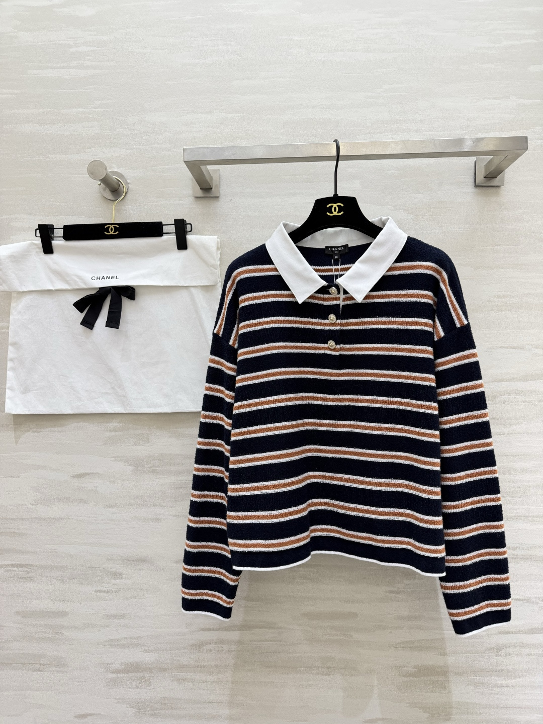 #Chane♡²⁶C度假系列条纹Polo衫 白色底配棕黑横条 学院风满满！针织面料柔软亲肤 宽松版型超显