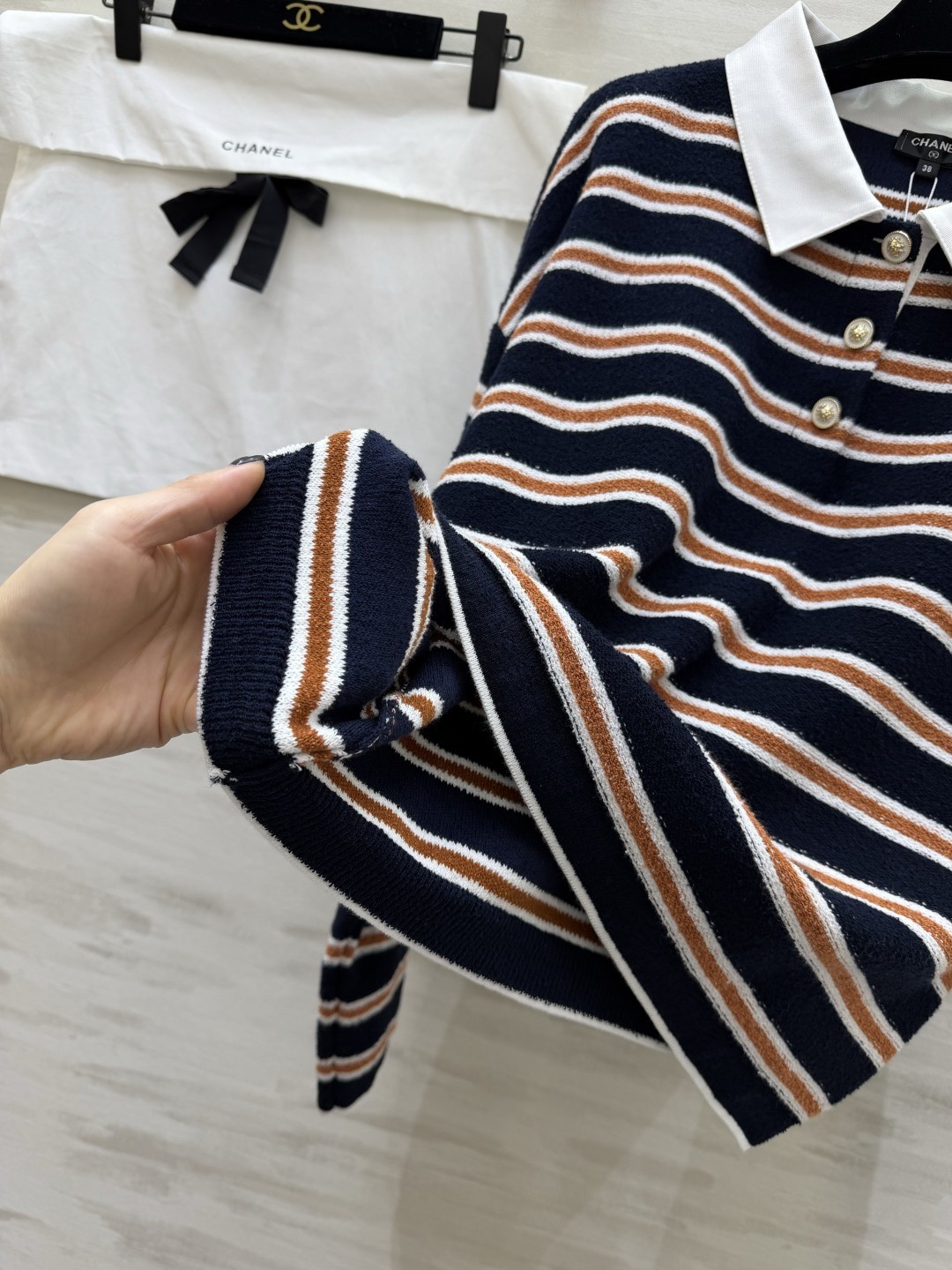 #Chane♡²⁶C度假系列条纹Polo衫 白色底配棕黑横条 学院风满满！针织面料柔软亲肤 宽松版型超显