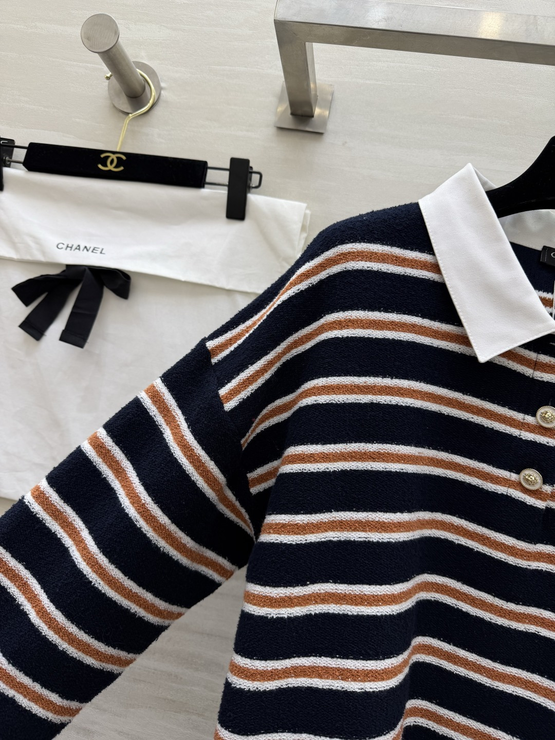 #Chane♡²⁶C度假系列条纹Polo衫 白色底配棕黑横条 学院风满满！针织面料柔软亲肤 宽松版型超显