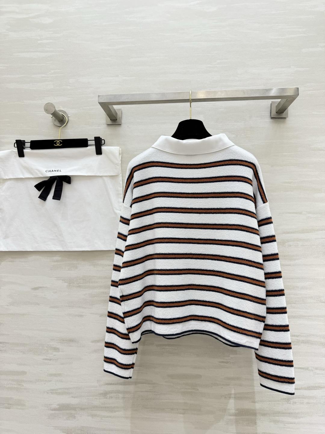 #Chane♡²⁶C早春度假系列条纹Polo衫 白色底配棕黑横条 学院风满满！针织面料柔软亲肤 宽松版型