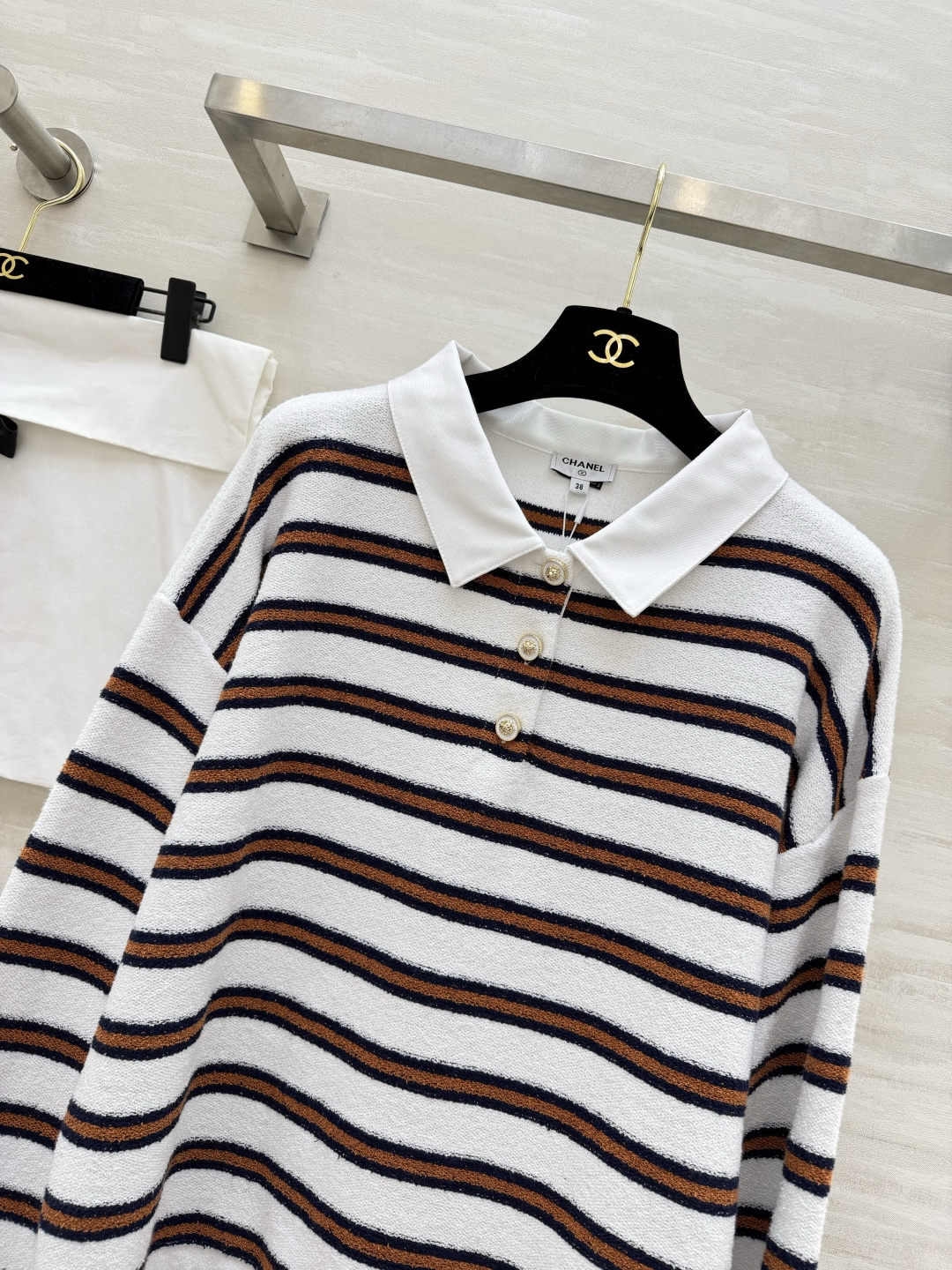 #Chane♡²⁶C早春度假系列条纹Polo衫 白色底配棕黑横条 学院风满满！针织面料柔软亲肤 宽松版型