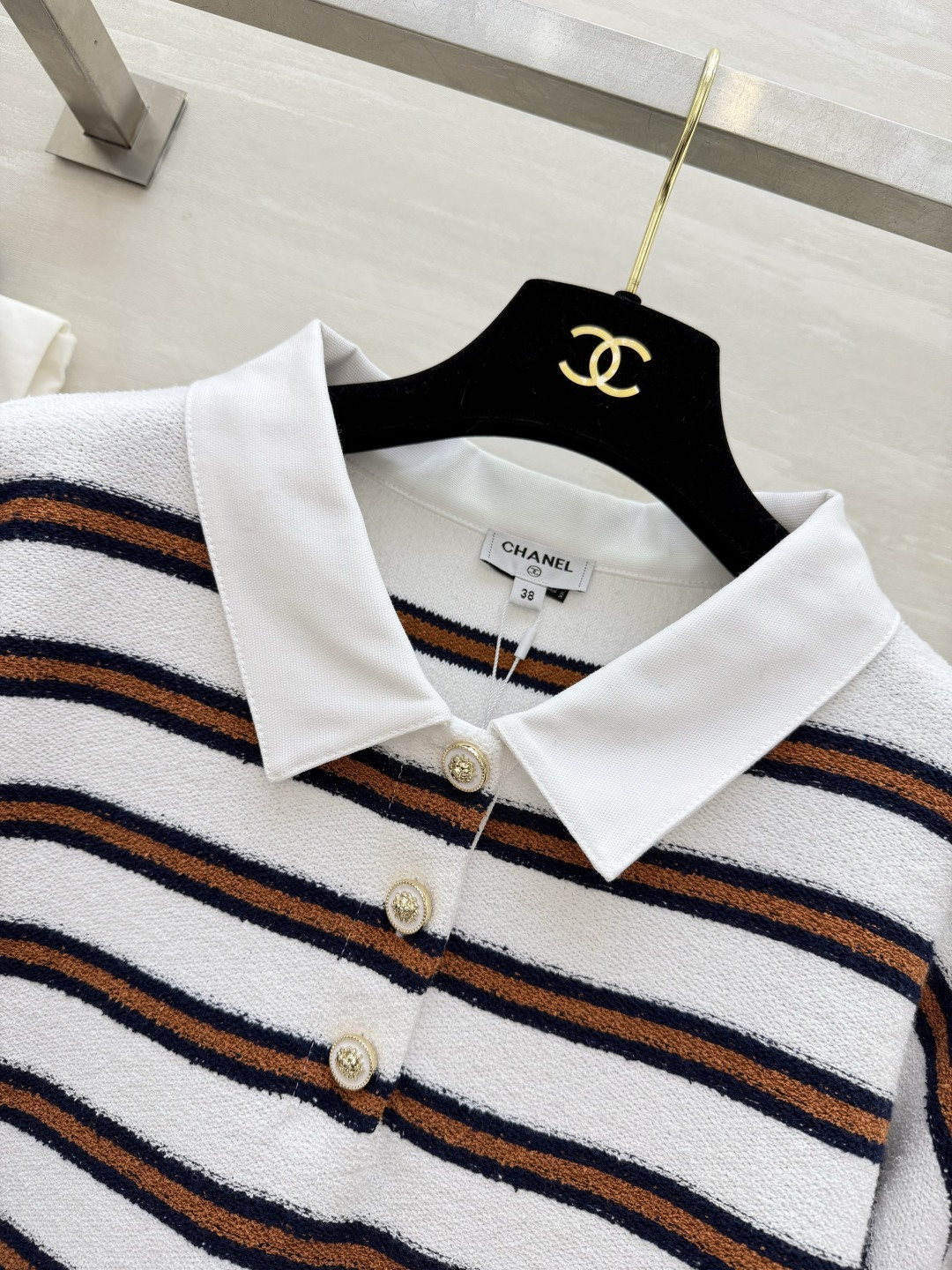 #Chane♡²⁶C早春度假系列条纹Polo衫 白色底配棕黑横条 学院风满满！针织面料柔软亲肤 宽松版型