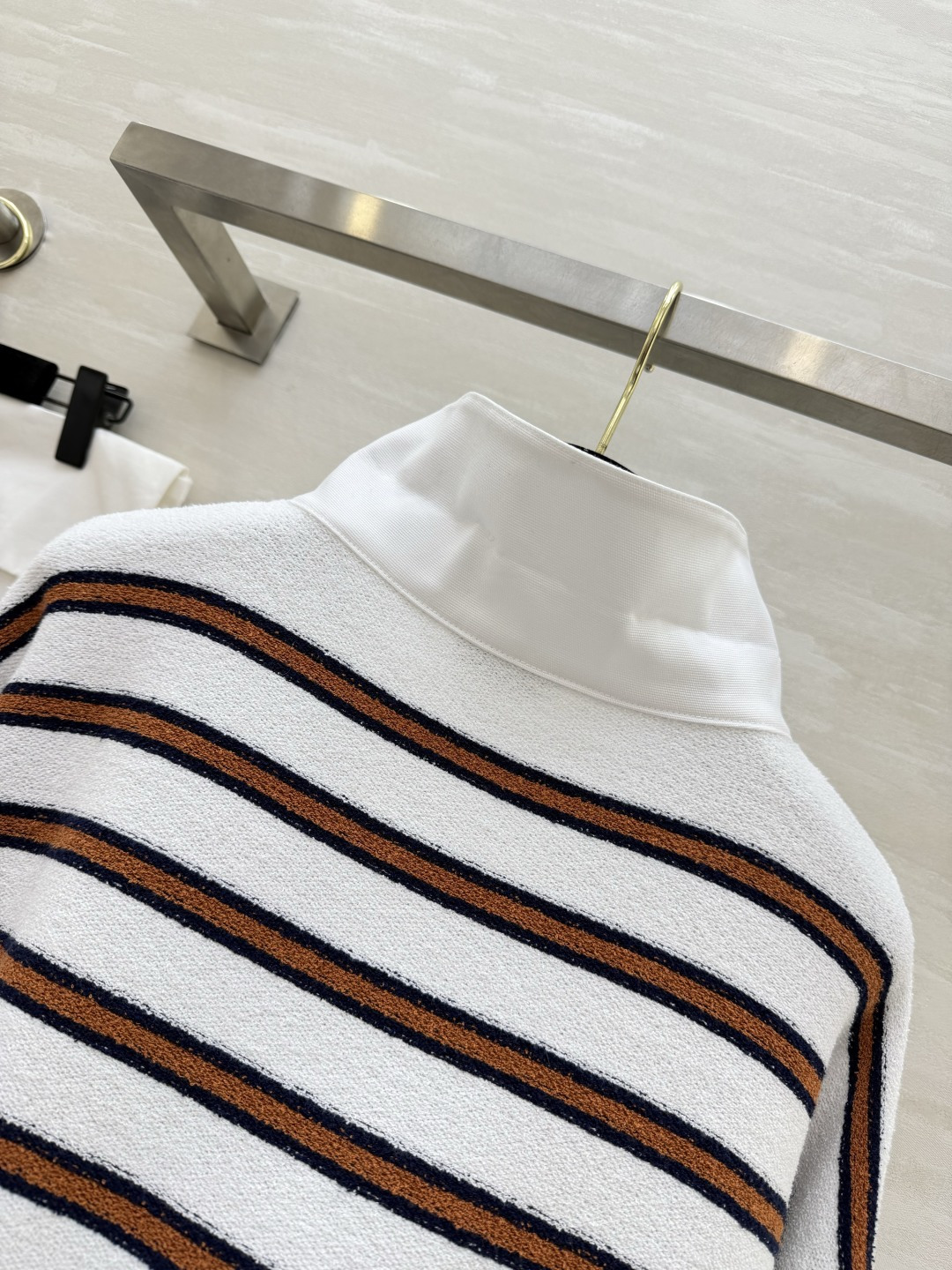 #Chane♡²⁶C早春度假系列条纹Polo衫 白色底配棕黑横条 学院风满满！针织面料柔软亲肤 宽松版型