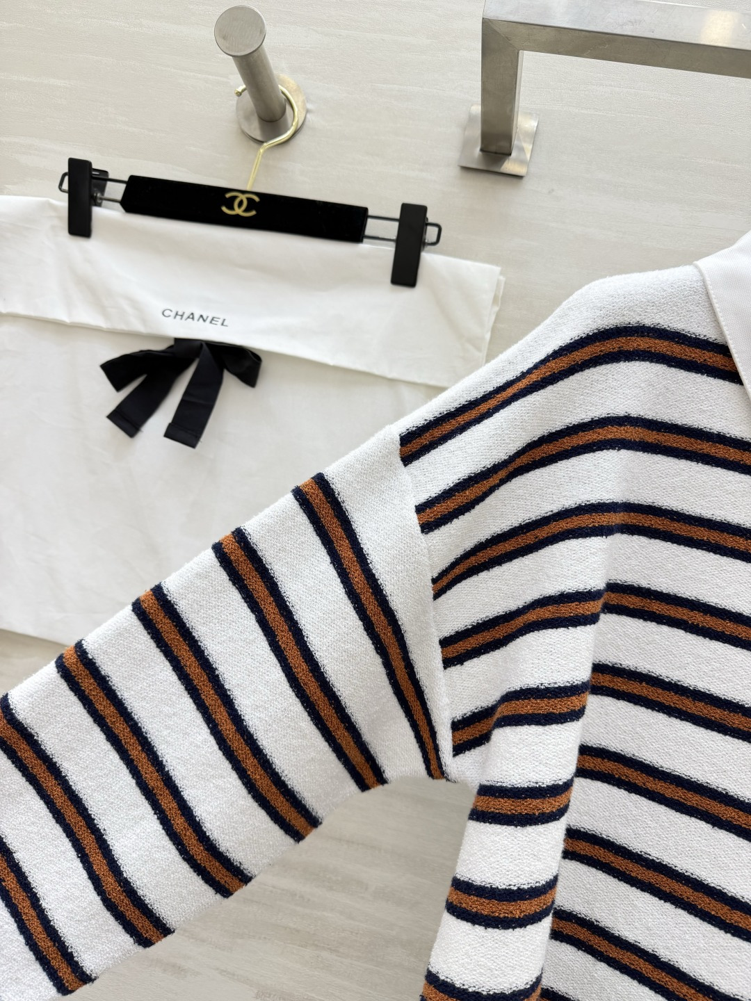 #Chane♡²⁶C早春度假系列条纹Polo衫 白色底配棕黑横条 学院风满满！针织面料柔软亲肤 宽松版型