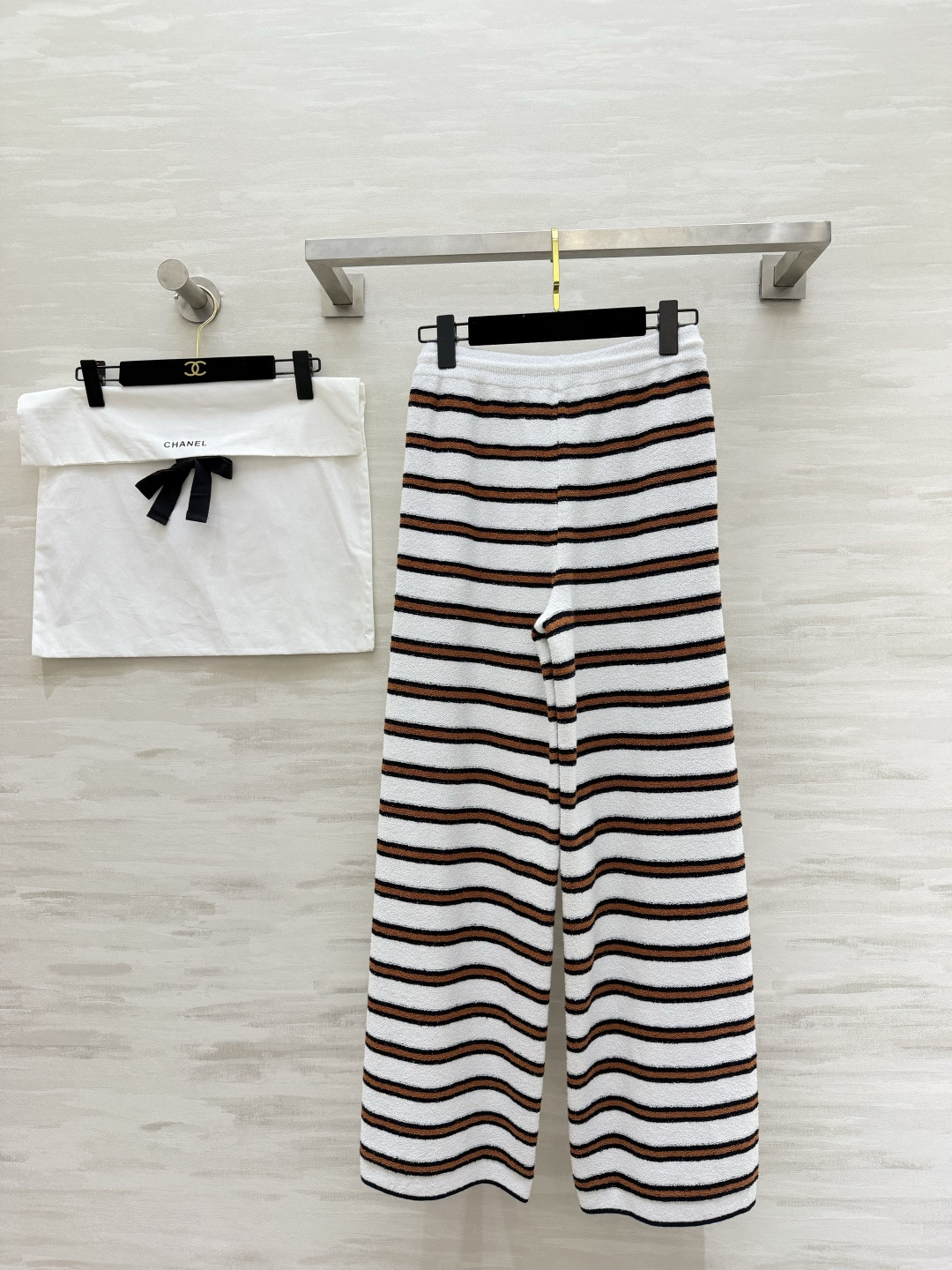 #Chane♡²⁶C早春度假系列条纹针织高腰阔腿裤 柔软针织材质 舒适又时髦 经典条纹 撞色设计 休闲度