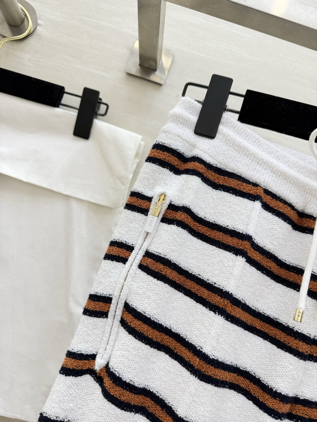 #Chane♡²⁶C早春度假系列条纹针织高腰阔腿裤 柔软针织材质 舒适又时髦 经典条纹 撞色设计 休闲度