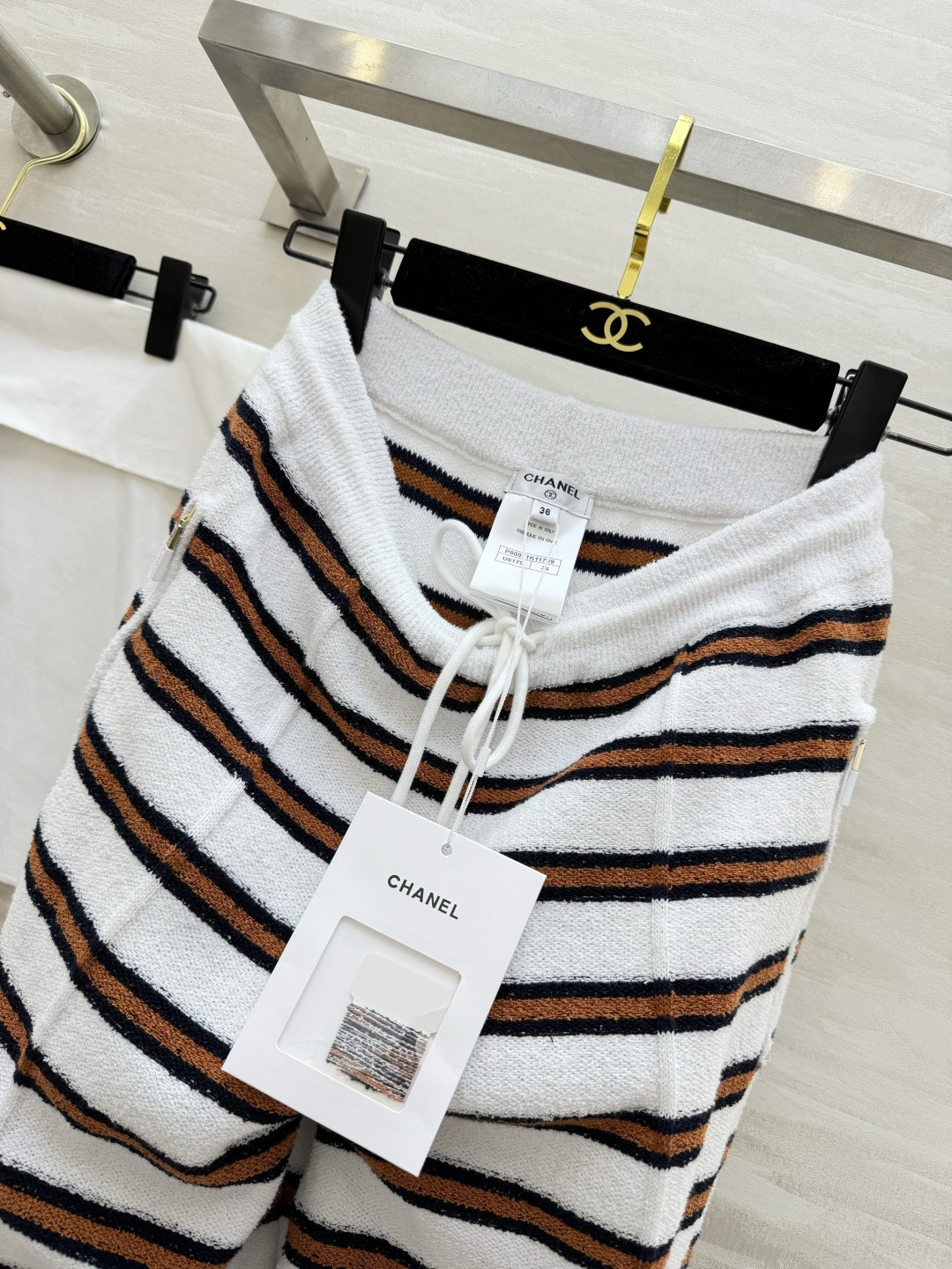 #Chane♡²⁶C早春度假系列条纹针织高腰阔腿裤 柔软针织材质 舒适又时髦 经典条纹 撞色设计 休闲度