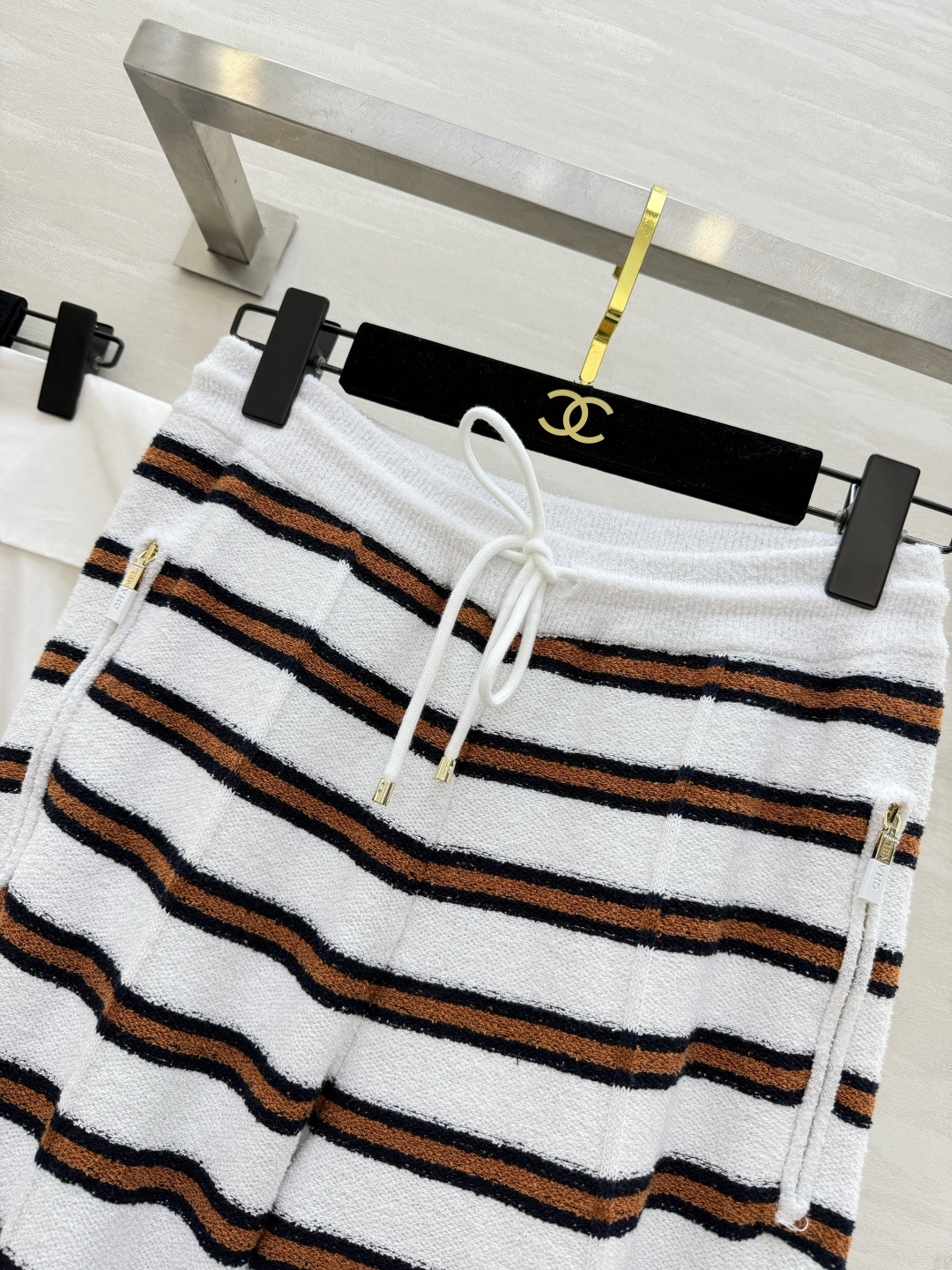 #Chane♡²⁶C早春度假系列条纹针织高腰阔腿裤 柔软针织材质 舒适又时髦 经典条纹 撞色设计 休闲度