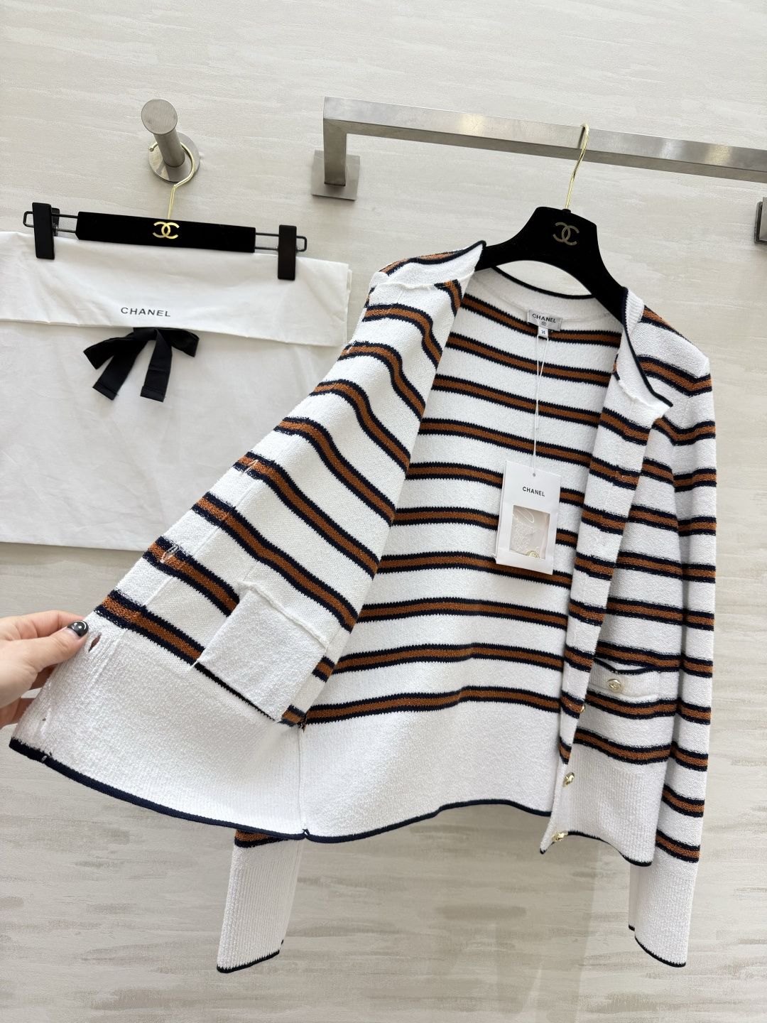 #Chane♡²⁶C早春度假系列条纹针织开衫 白色底配棕黑横条 学院风满满！针织面料柔软亲肤 宽松版型超