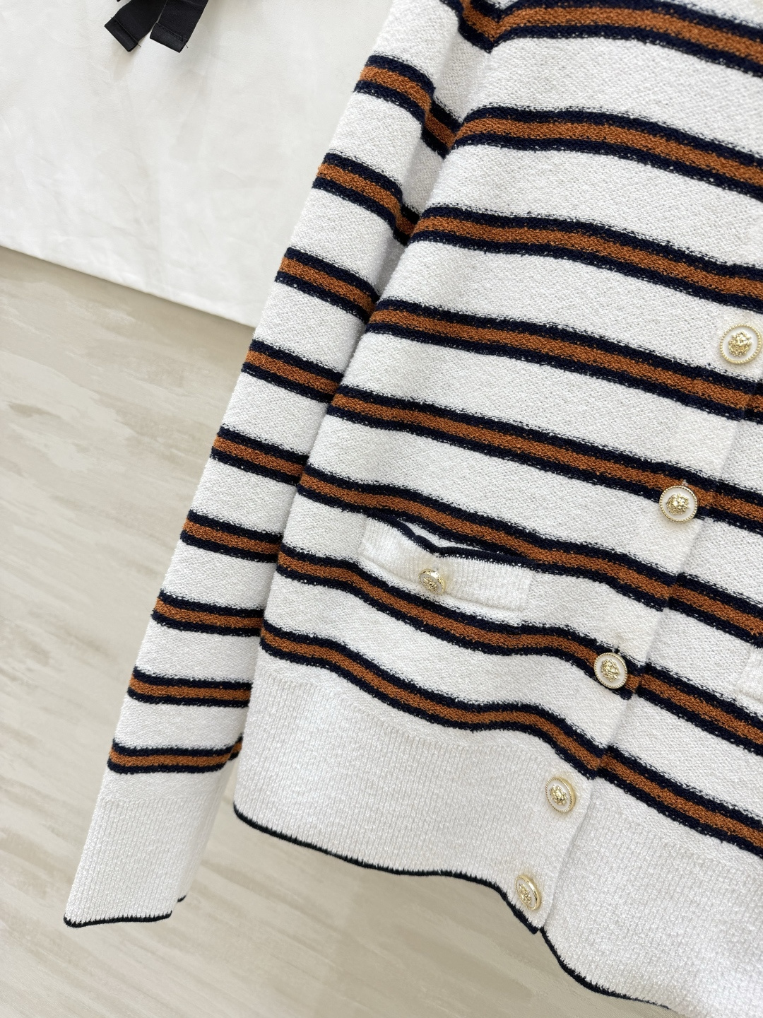 #Chane♡²⁶C早春度假系列条纹针织开衫 白色底配棕黑横条 学院风满满！针织面料柔软亲肤 宽松版型超