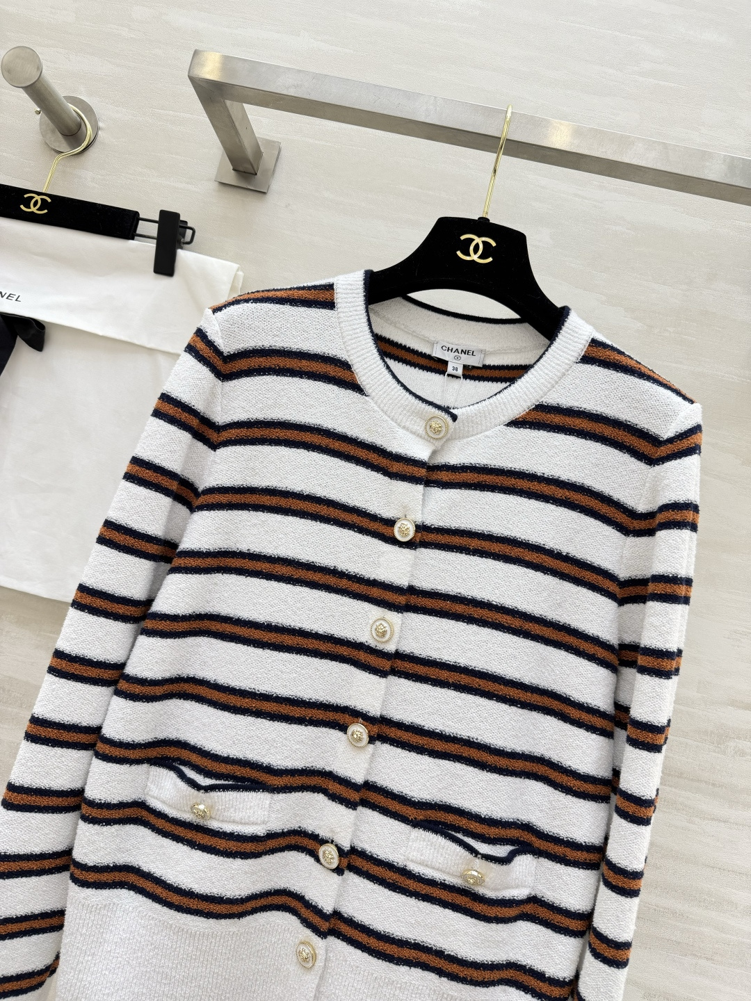 #Chane♡²⁶C早春度假系列条纹针织开衫 白色底配棕黑横条 学院风满满！针织面料柔软亲肤 宽松版型超