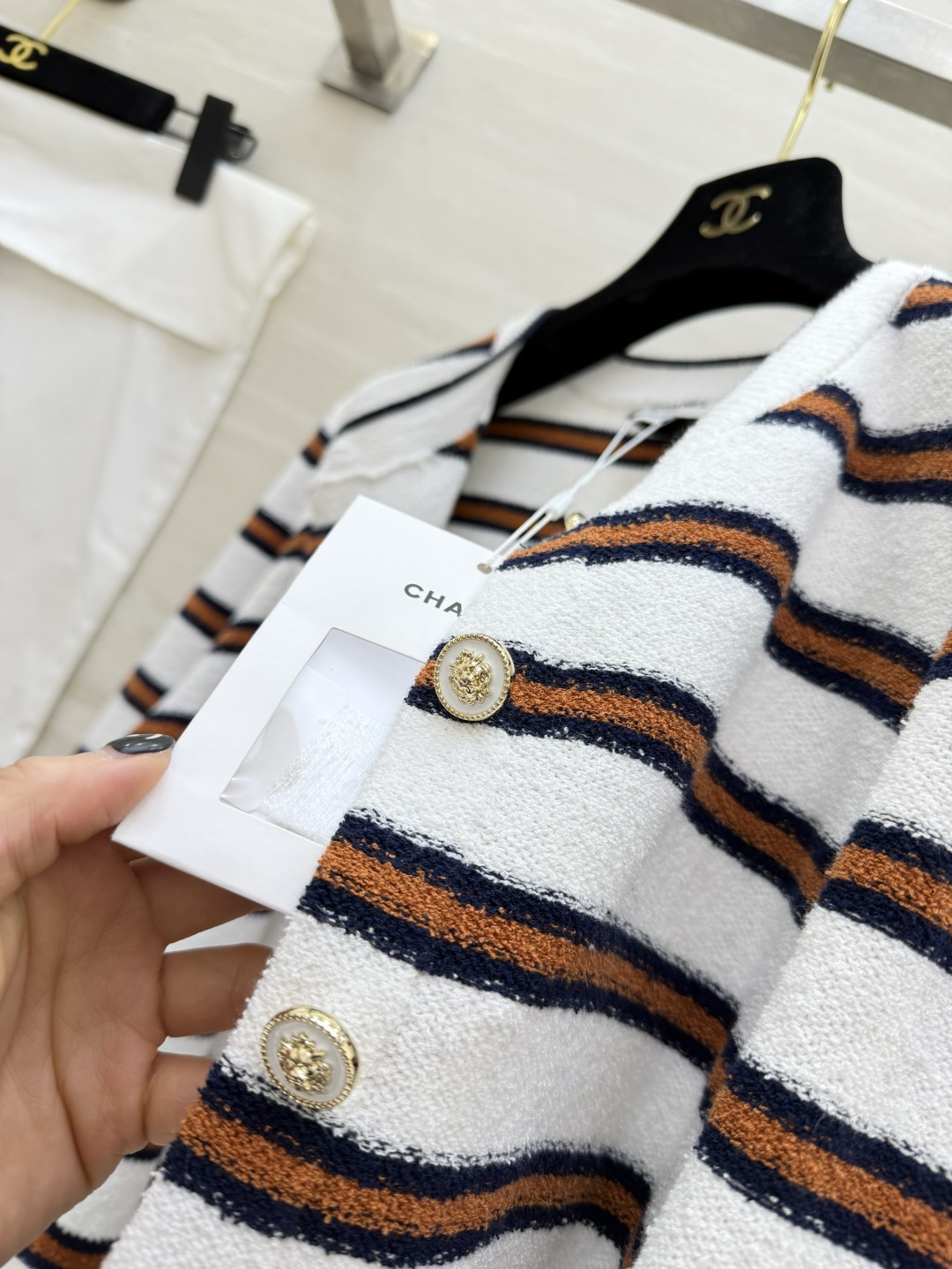 #Chane♡²⁶C早春度假系列条纹针织开衫 白色底配棕黑横条 学院风满满！针织面料柔软亲肤 宽松版型超