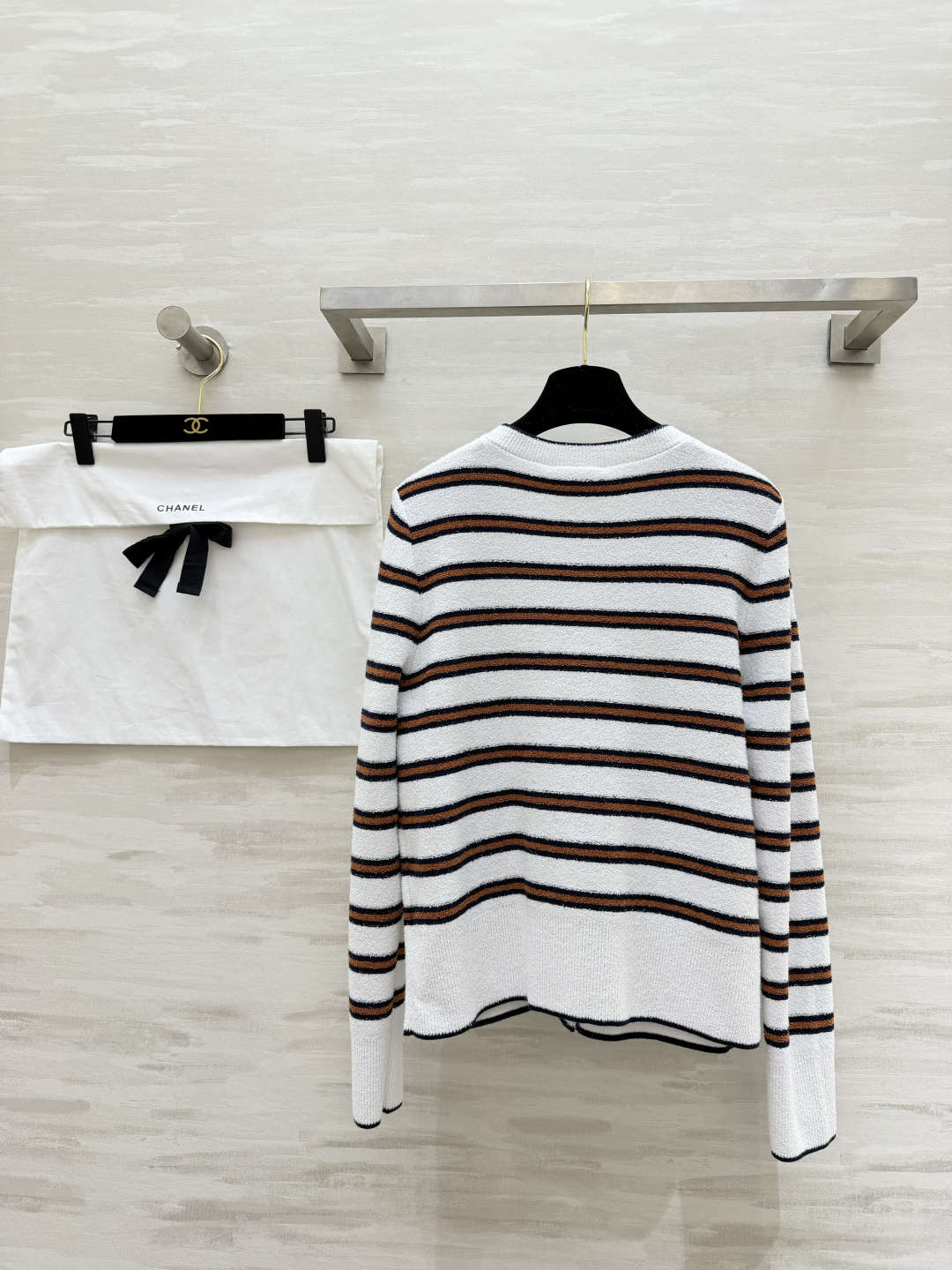 #Chane♡²⁶C早春度假系列条纹针织开衫 白色底配棕黑横条 学院风满满！针织面料柔软亲肤 宽松版型超