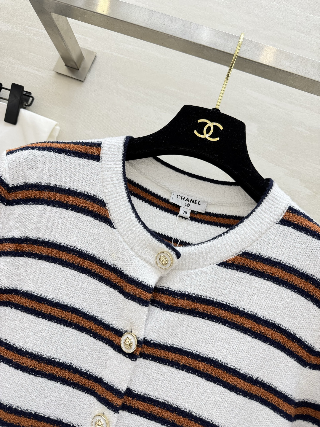 #Chane♡²⁶C早春度假系列条纹针织开衫 白色底配棕黑横条 学院风满满！针织面料柔软亲肤 宽松版型超