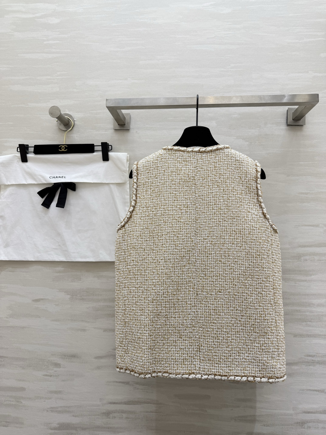 #Chane♡²⁶C系列 金丝米白色马甲 粗花呢编织+金色丝线 低调奢华感满满！无袖V领设计 开模定制金