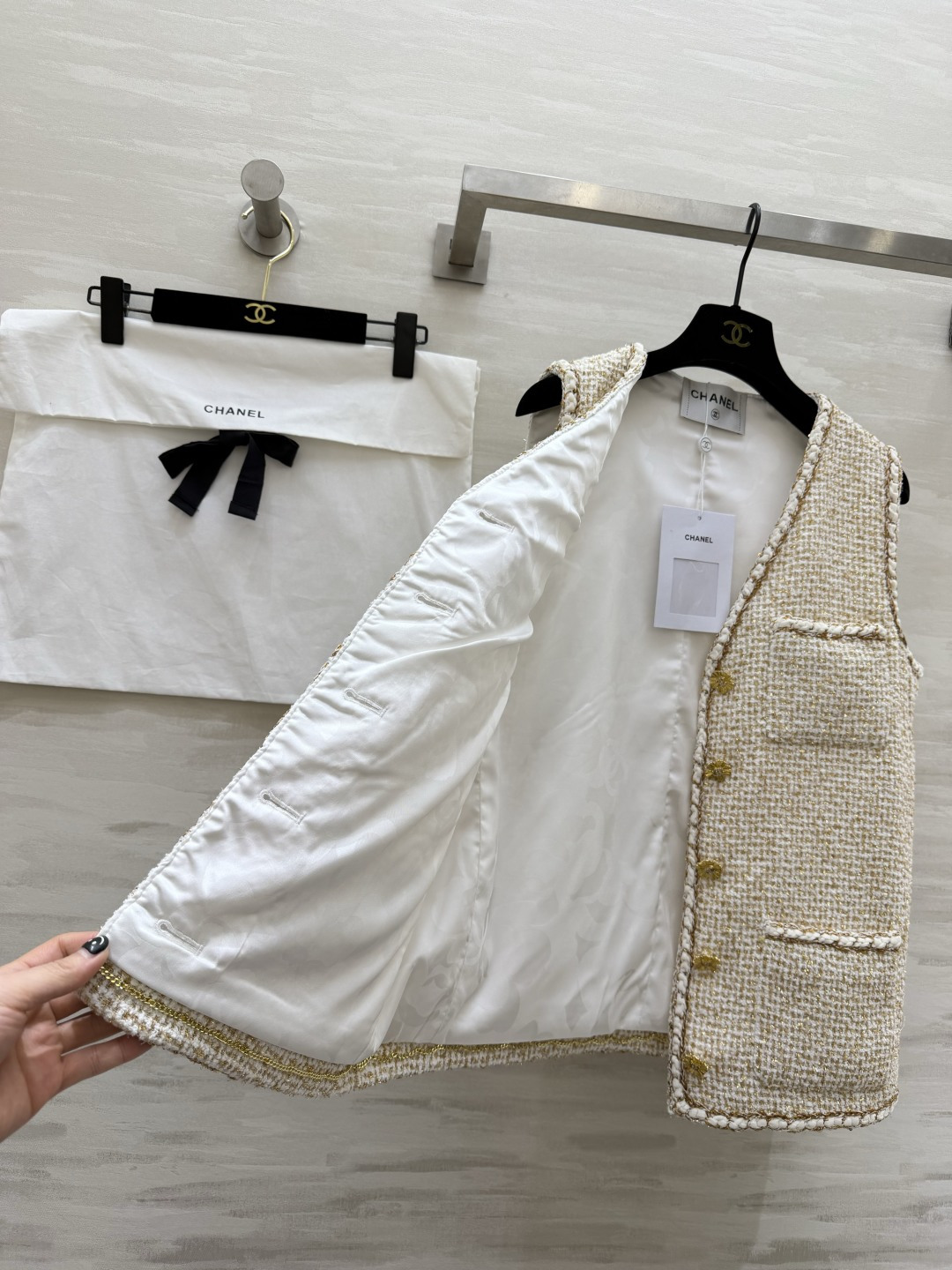 #Chane♡²⁶C系列 金丝米白色马甲 粗花呢编织+金色丝线 低调奢华感满满！无袖V领设计 开模定制金